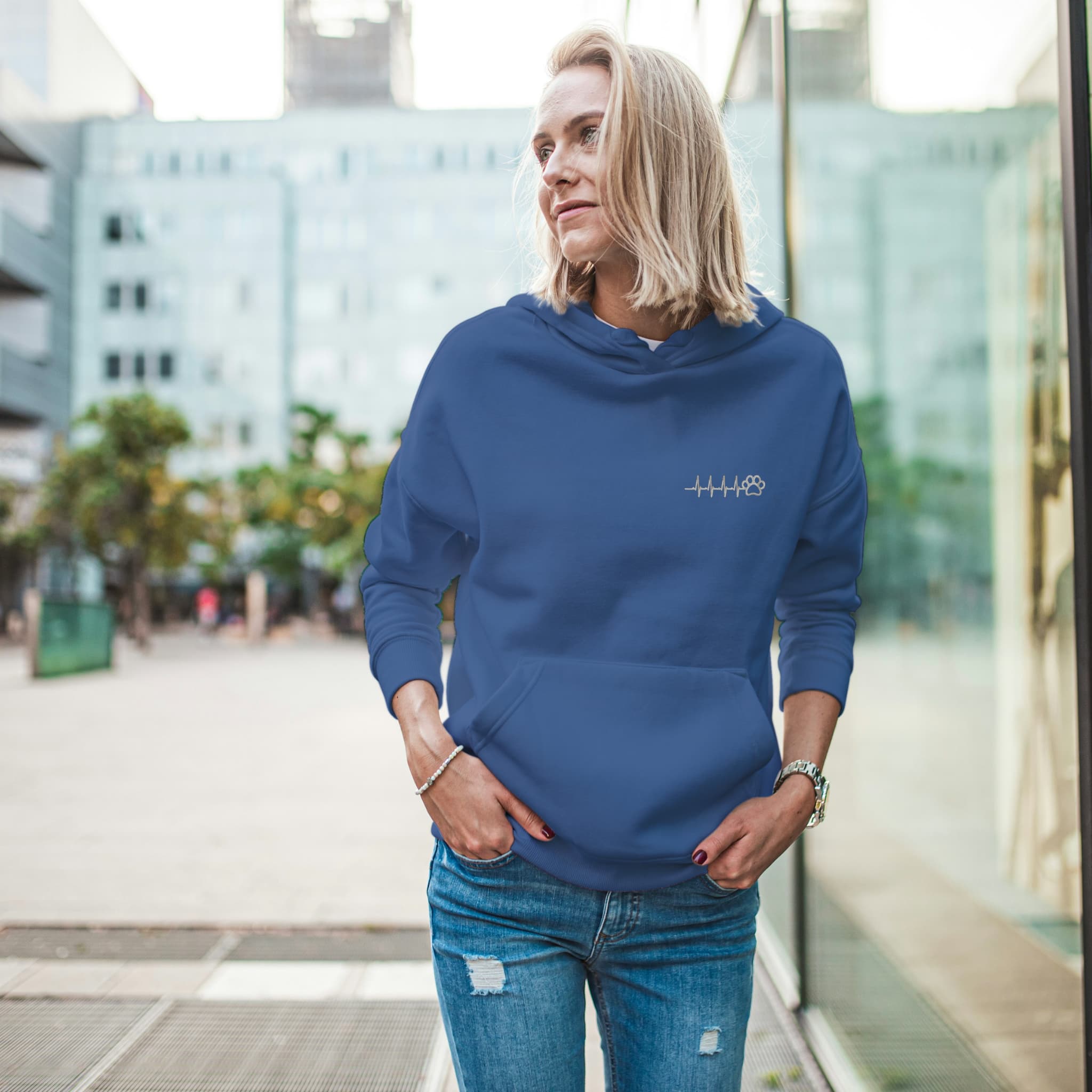 Felpa Ricamata Unisex Con Cappuccio – Morbida e Confortevole – Design Zampina Cagnolino + Battito cardiaco