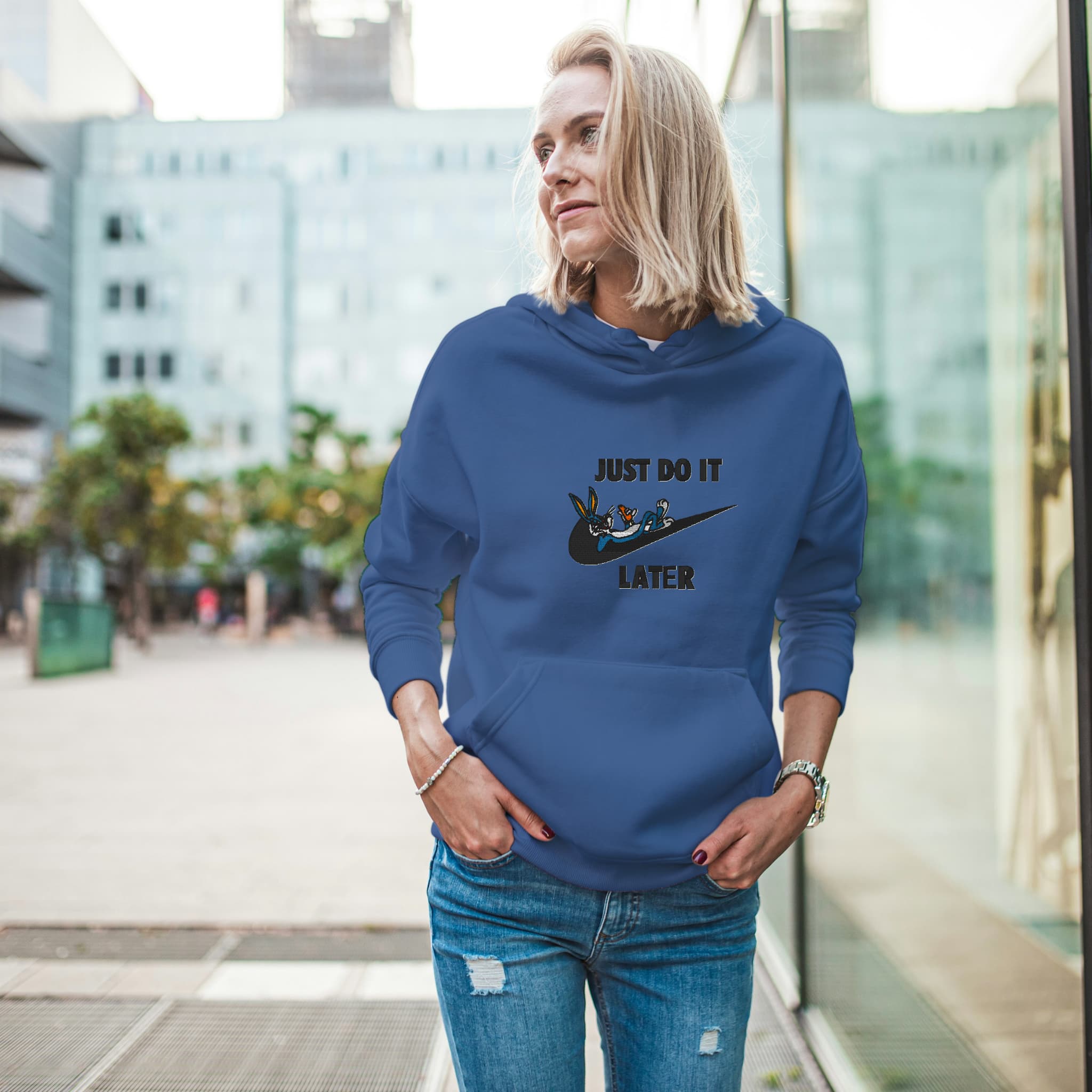Felpa Ricamata Unisex Con Cappuccio – Morbida e Confortevole – Design Just do it Later con B.Bunny