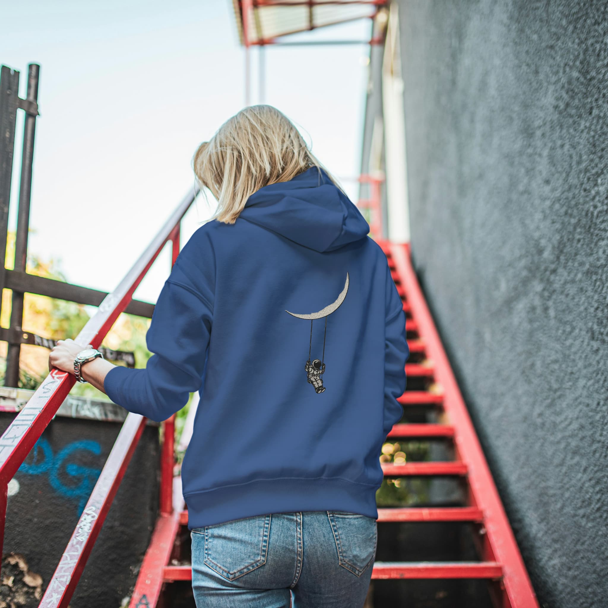 Felpa Ricamata sulla schiena Con Cappuccio Unisex – Morbida e Confortevole – Design Astronauta Con altalena sulla luna