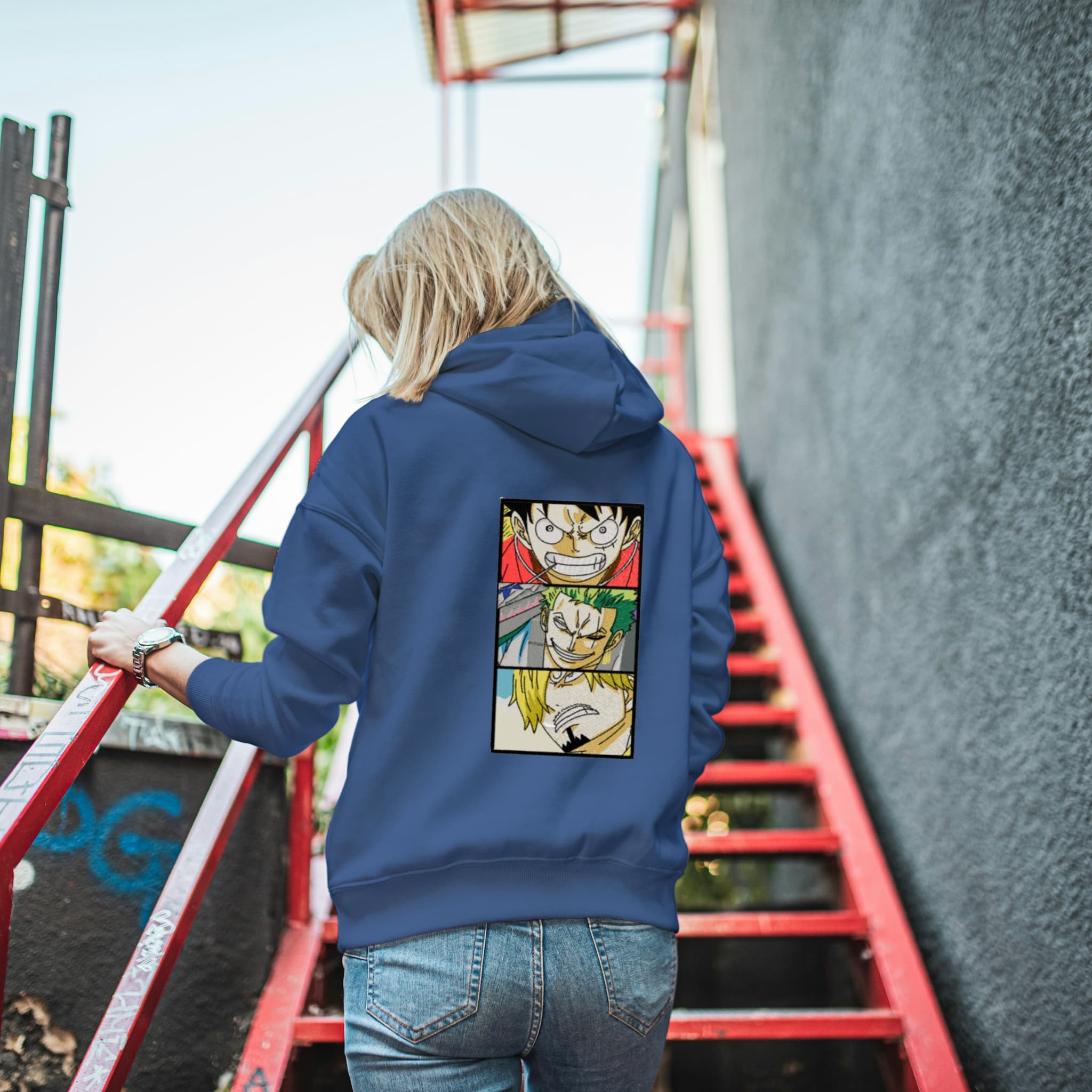 Felpa Ricamata sulla schiena Con Cappuccio Unisex – Morbida e Confortevole – Design 3 pirati onepiece