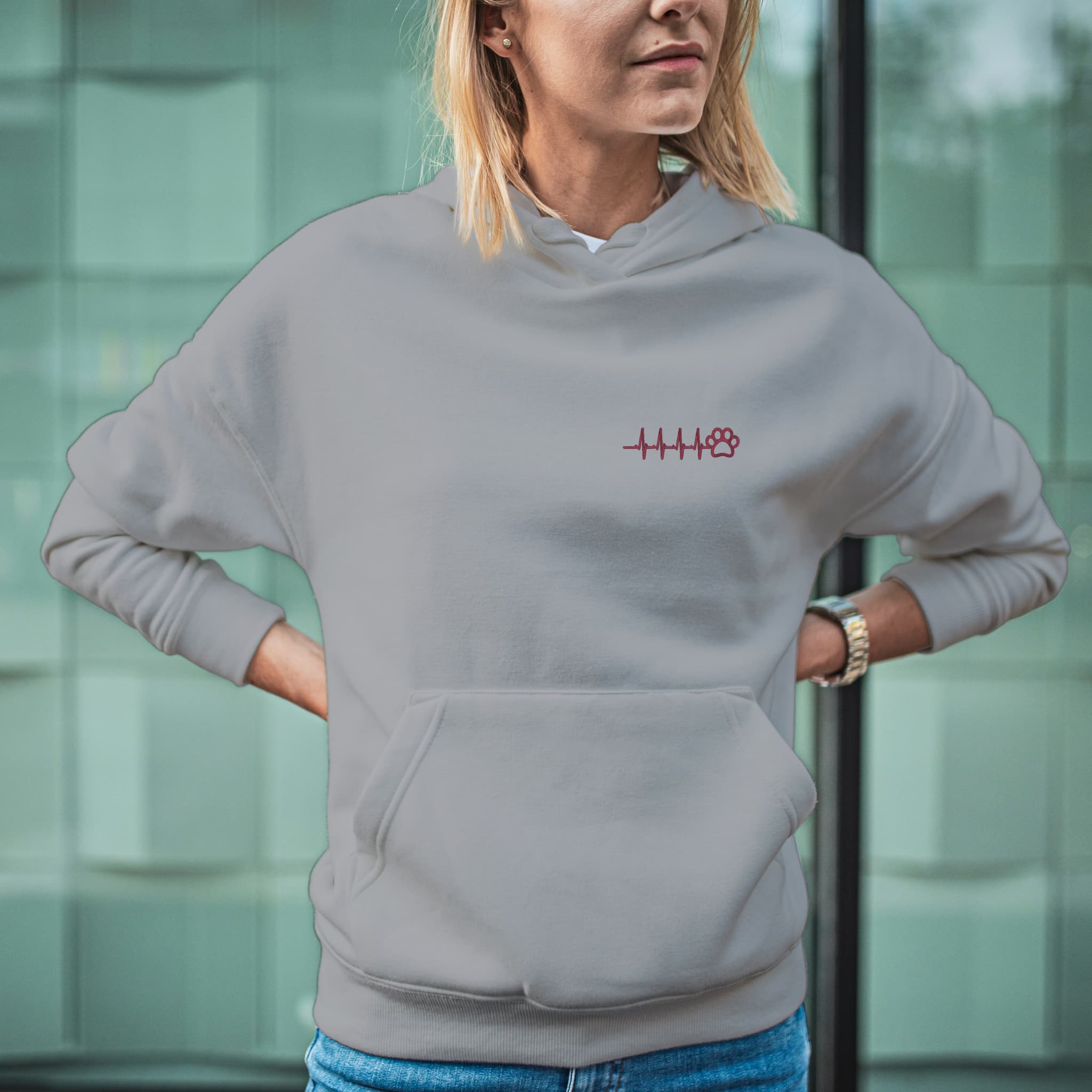 Felpa Ricamata Unisex Con Cappuccio – Morbida e Confortevole – Design Zampina Cagnolino + Battito cardiaco