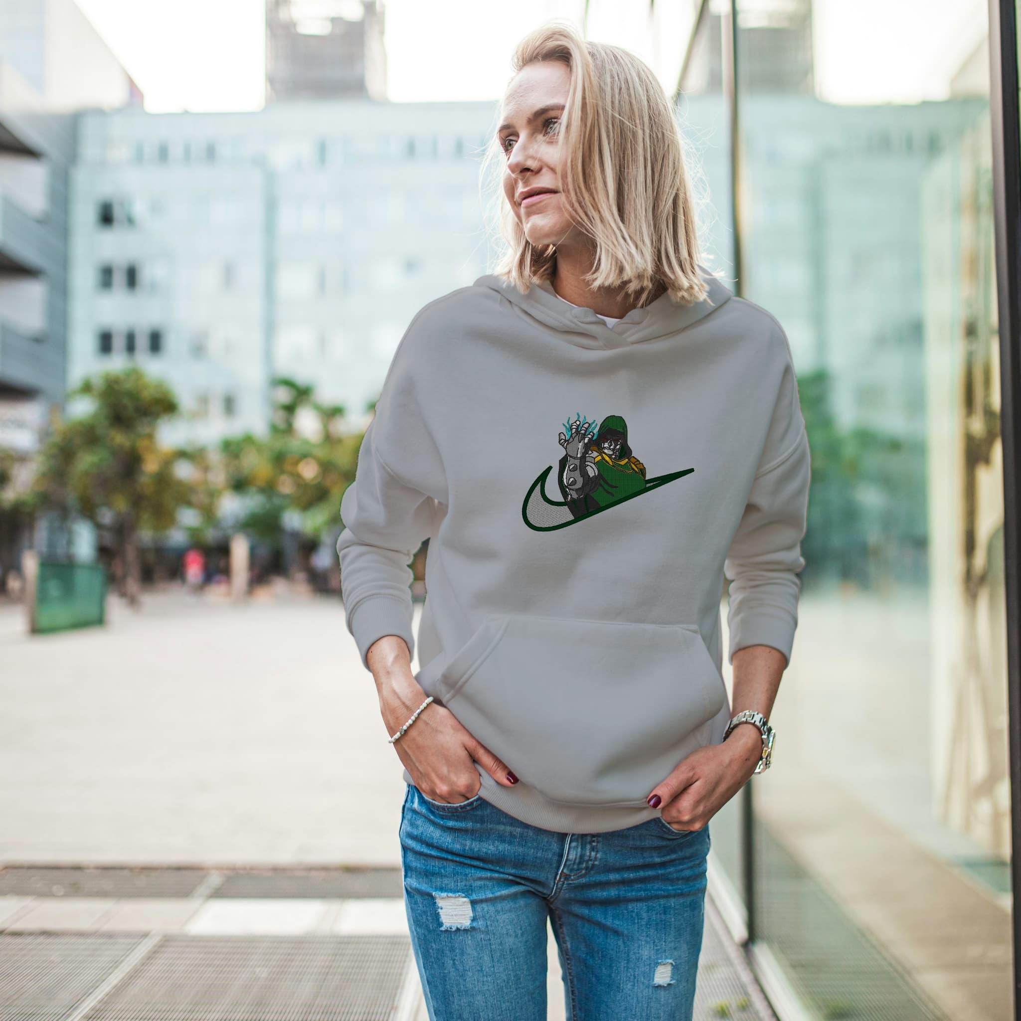 Felpa Ricamata Unisex Con Cappuccio – Morbida e Confortevole – Design Swoosh Dr Doom