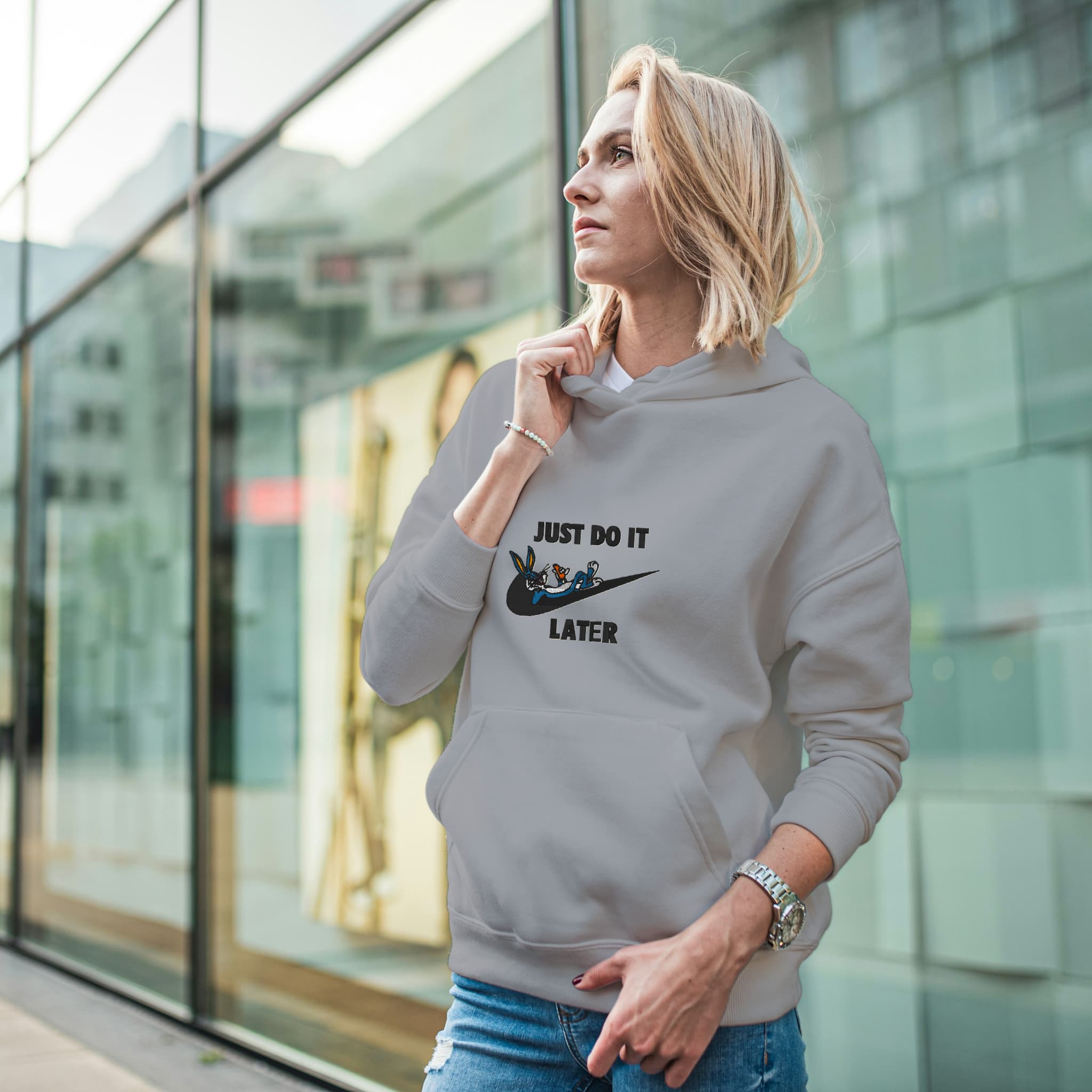 Felpa Ricamata Unisex Con Cappuccio – Morbida e Confortevole – Design Just do it Later con B.Bunny