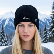 Cappello a Maglia in RPET Riciclato – Morbido e Caldo – Linea Sostenibile Naturaleine – Design Ricamato Montagna