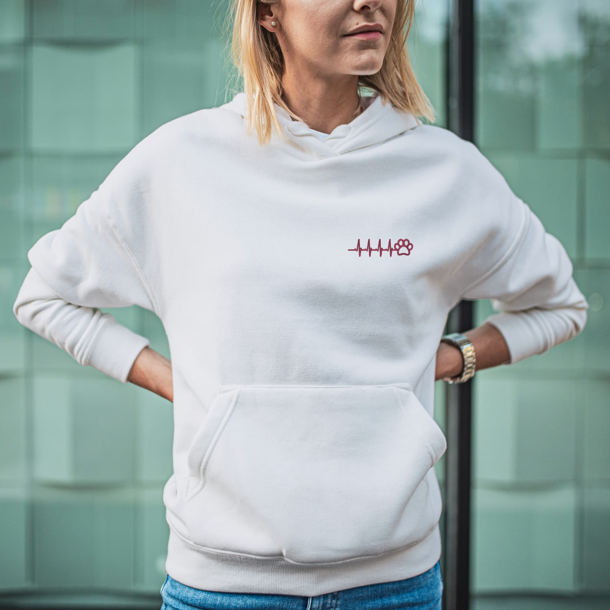 Felpa Ricamata Unisex Con Cappuccio – Morbida e Confortevole – Design Zampina Cagnolino + Battito cardiaco