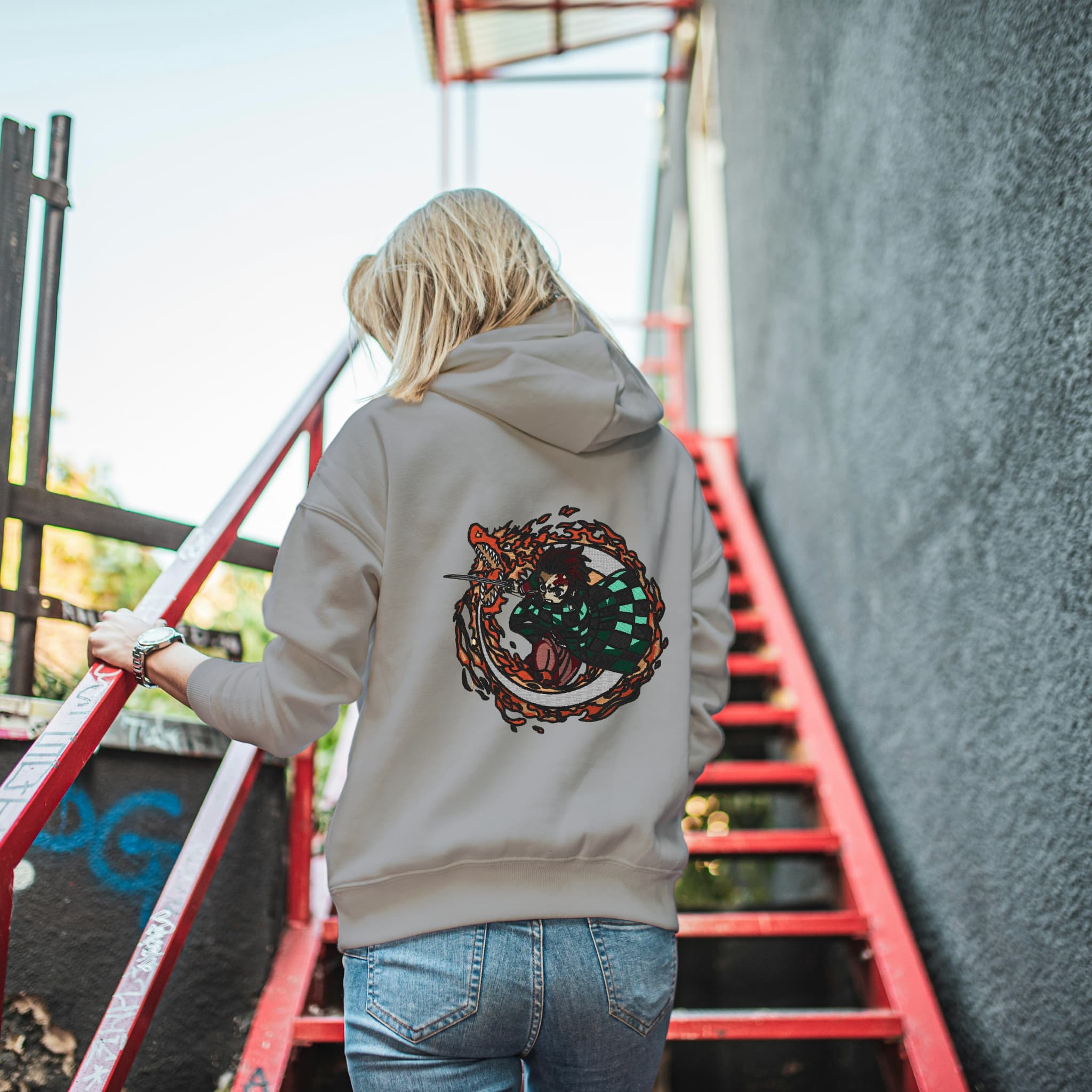 Felpa Ricamata sulla schiena Con Cappuccio Unisex – Morbida e Confortevole – Design Tanjiro danza del drago del sole