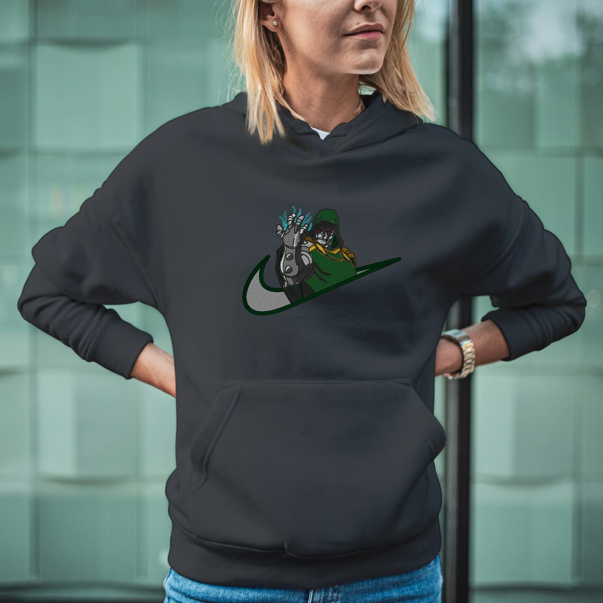 Felpa Ricamata Unisex Con Cappuccio – Morbida e Confortevole – Design Swoosh Dr Doom