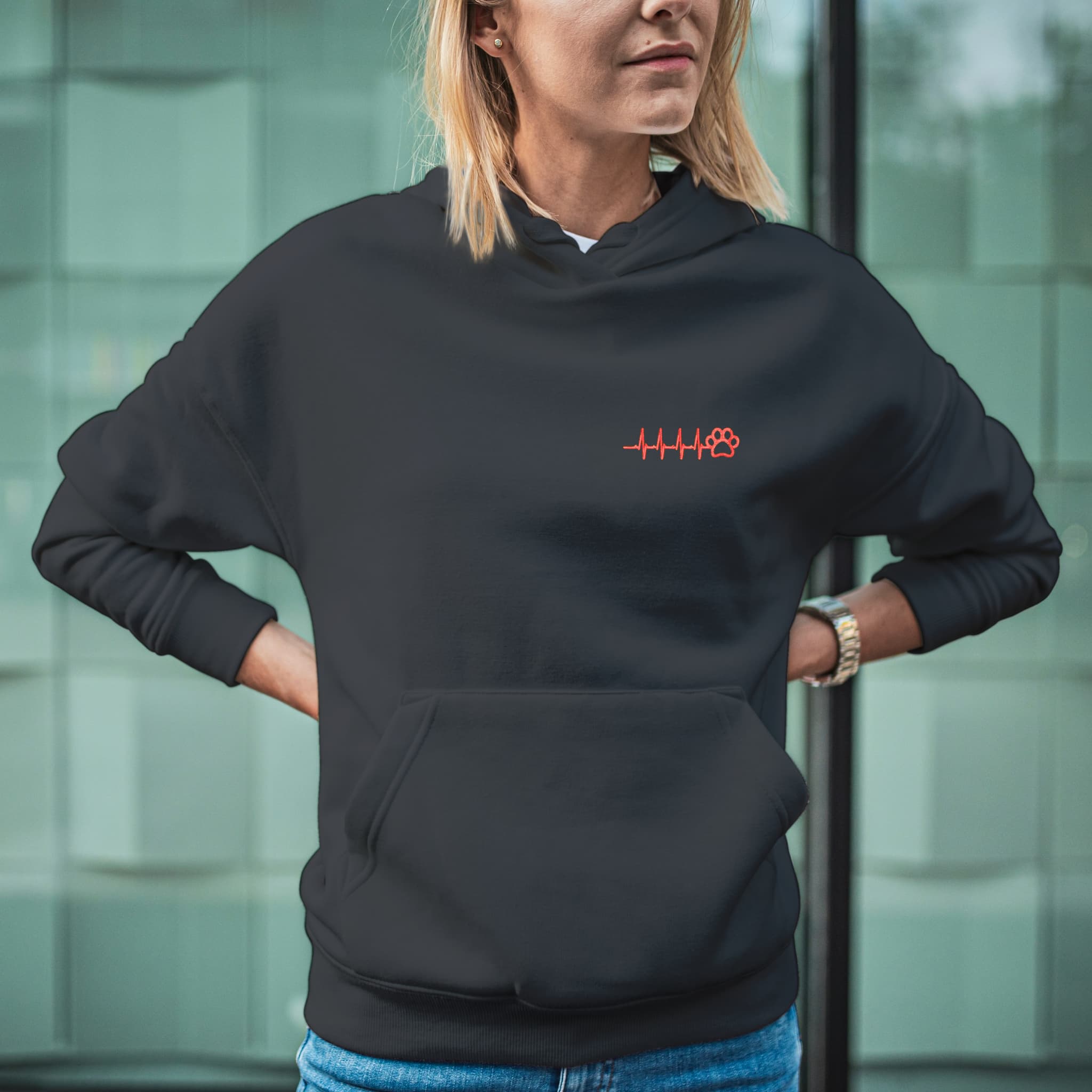 Felpa Ricamata Unisex Con Cappuccio – Morbida e Confortevole – Design Zampina Cagnolino + Battito cardiaco