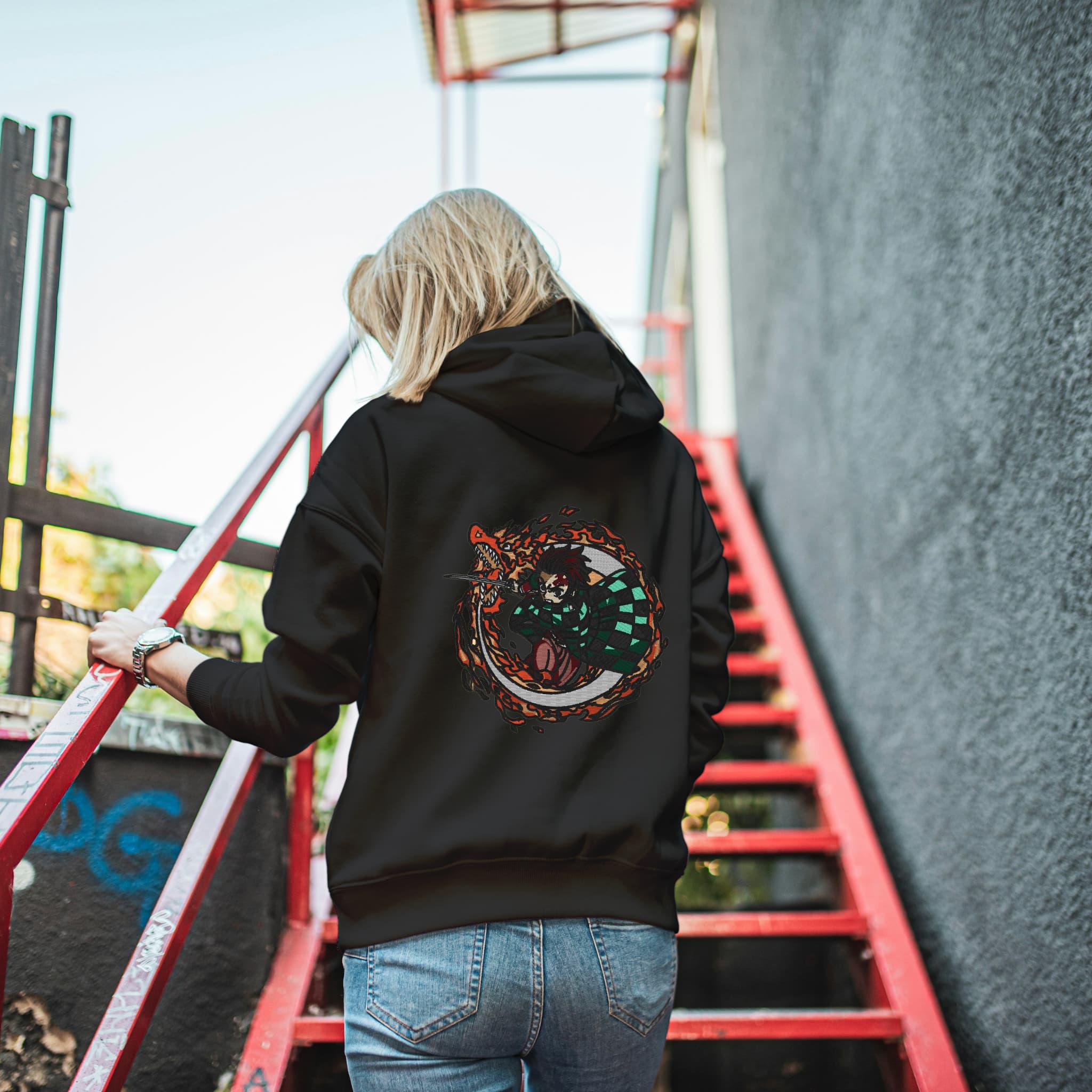 Felpa Ricamata sulla schiena Con Cappuccio Unisex – Morbida e Confortevole – Design Tanjiro danza del drago del sole