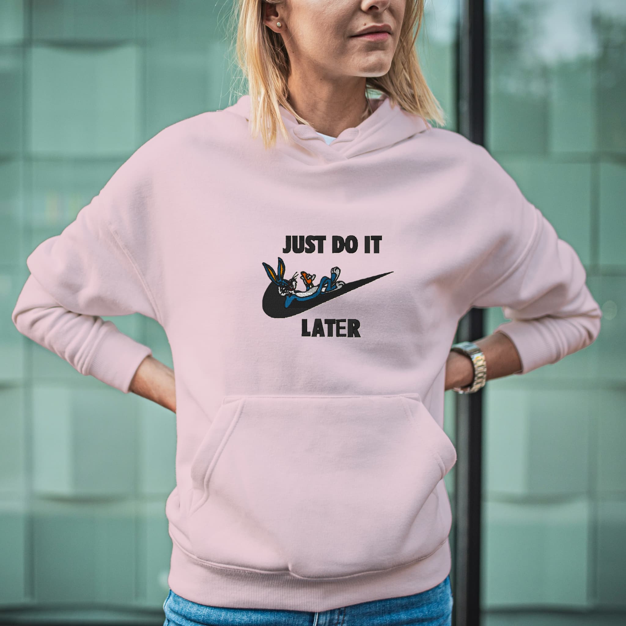 Felpa Ricamata Unisex Con Cappuccio – Morbida e Confortevole – Design Just do it Later con B.Bunny