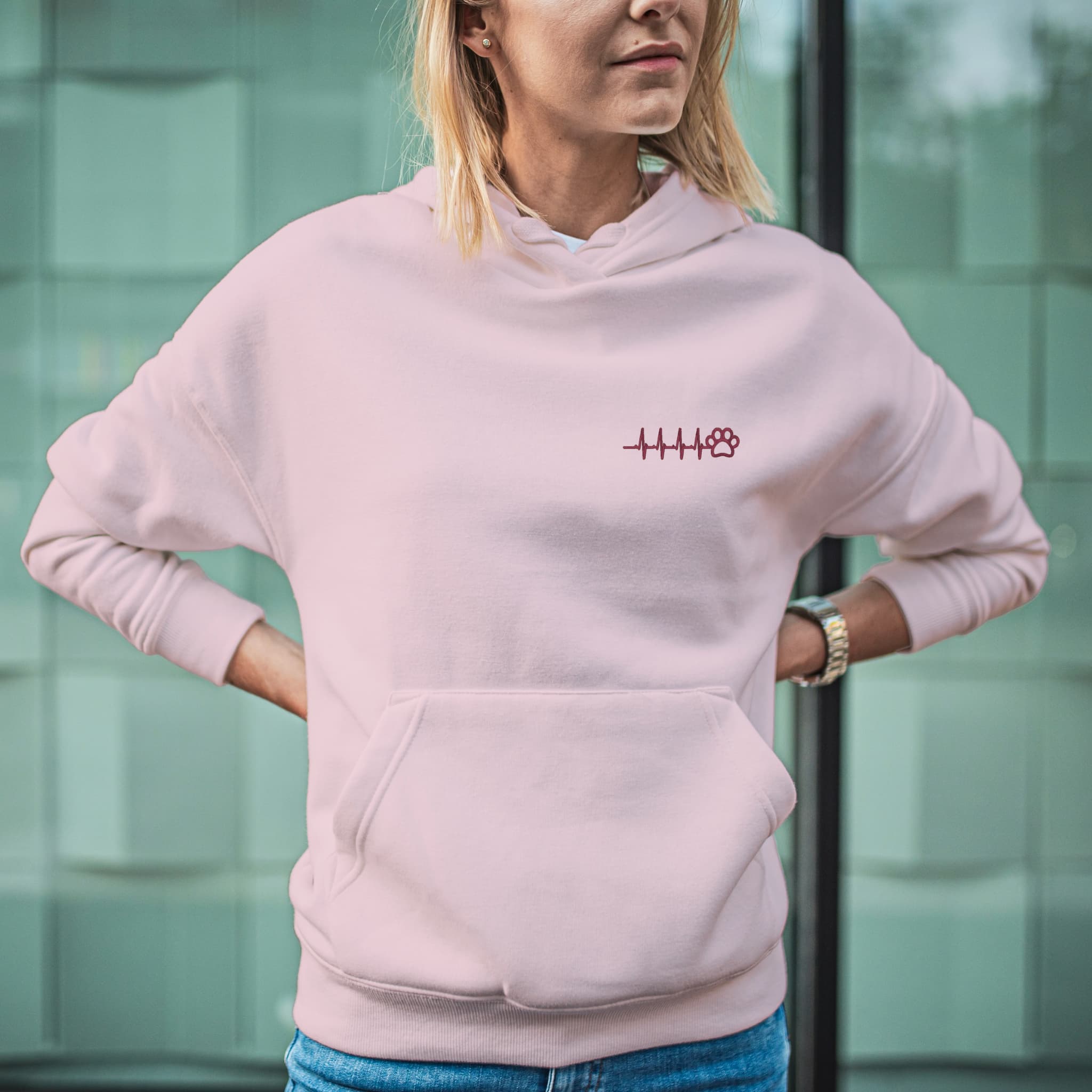 Felpa Ricamata Unisex Con Cappuccio – Morbida e Confortevole – Design Zampina Cagnolino + Battito cardiaco