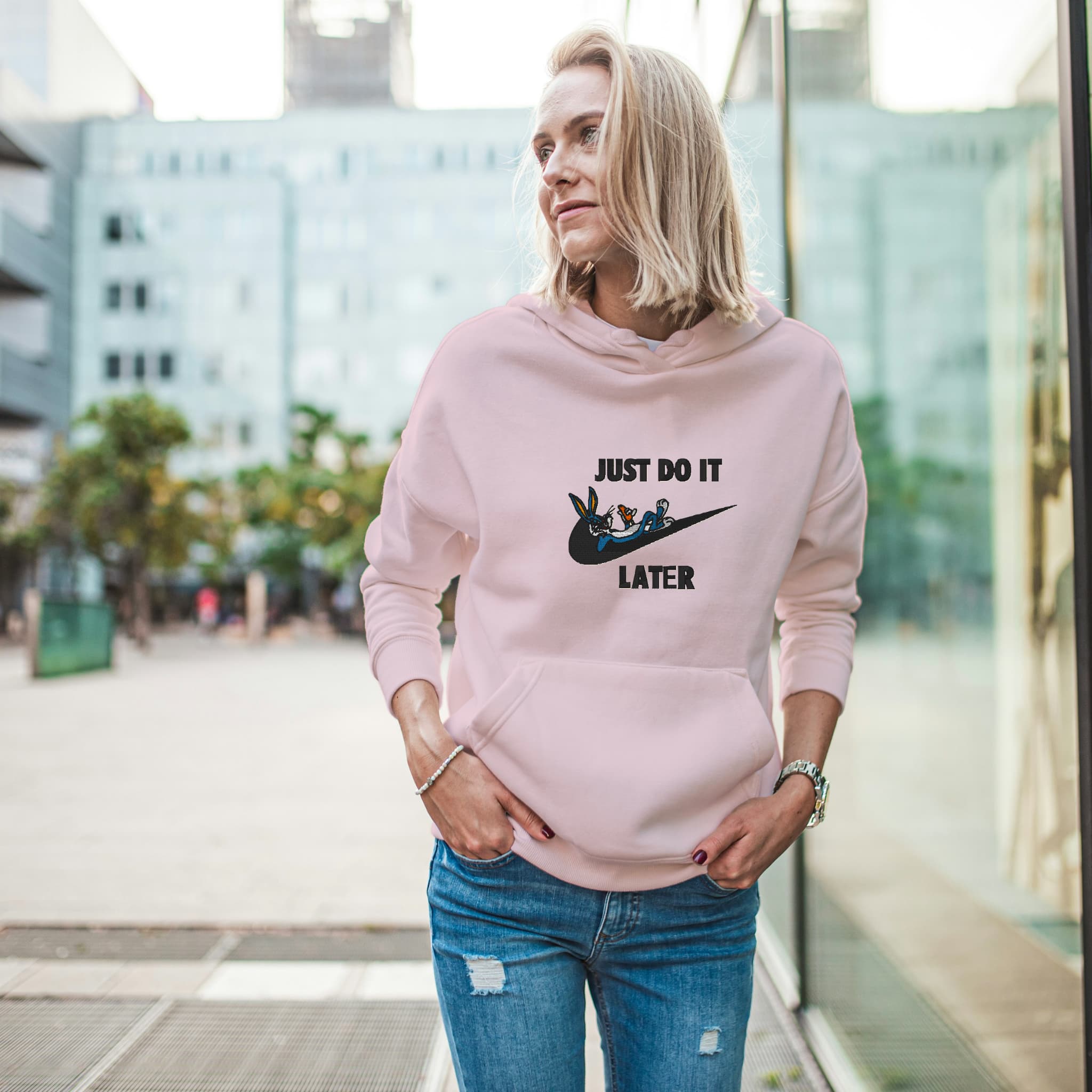 Felpa Ricamata Unisex Con Cappuccio – Morbida e Confortevole – Design Just do it Later con B.Bunny