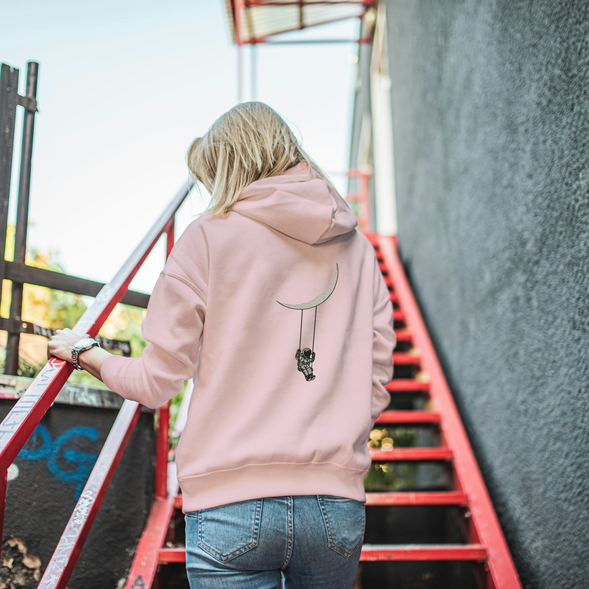Felpa Ricamata sulla schiena Con Cappuccio Unisex – Morbida e Confortevole – Design Astronauta Con altalena sulla luna