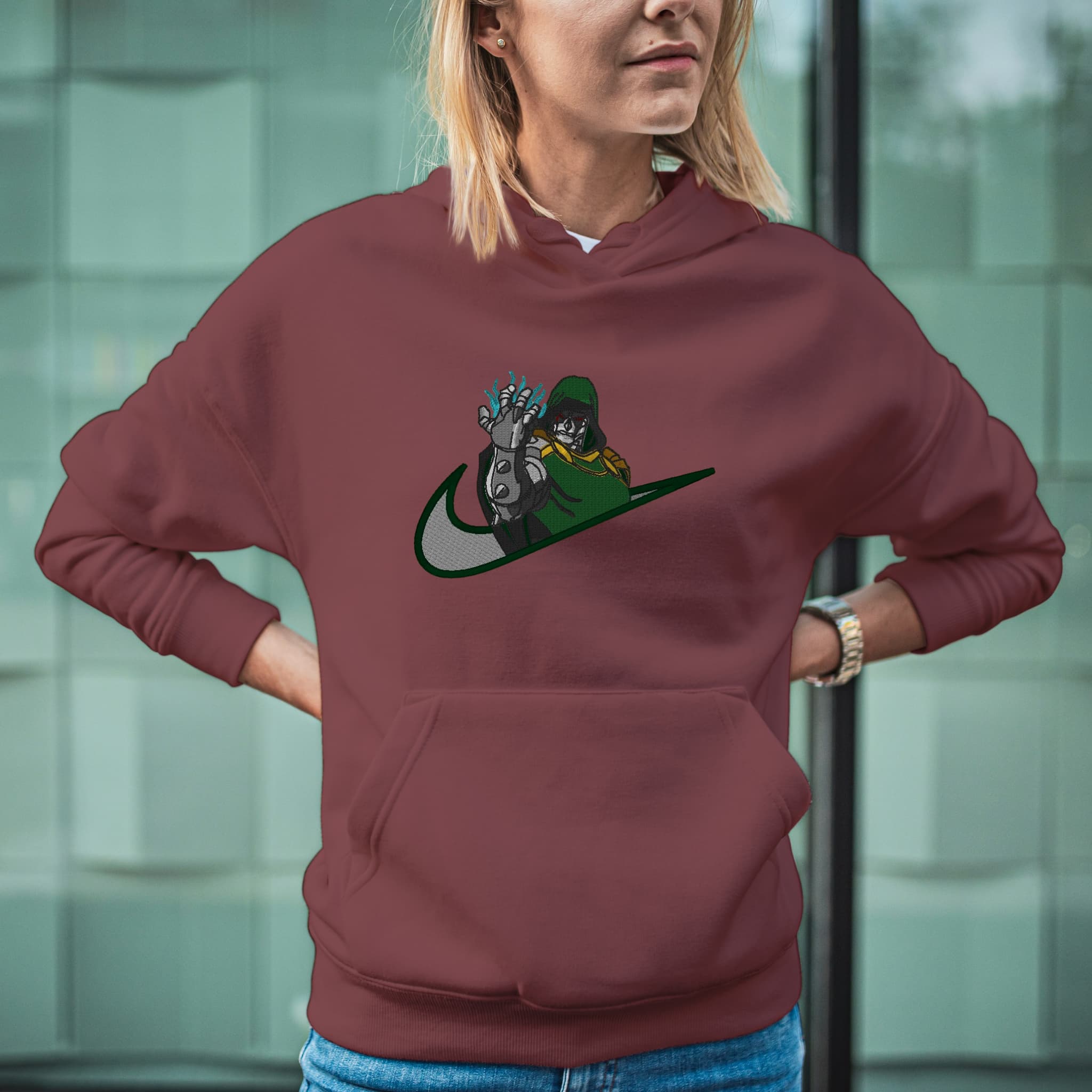 Felpa Ricamata Unisex Con Cappuccio – Morbida e Confortevole – Design Swoosh Dr Doom