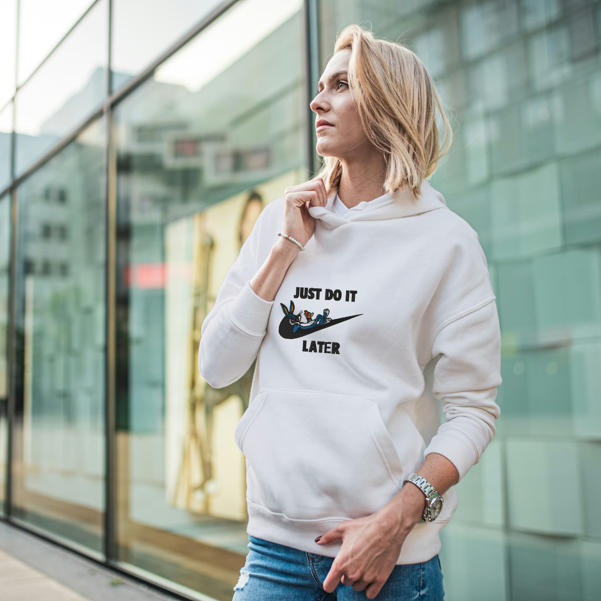 Felpa Ricamata Unisex Con Cappuccio – Morbida e Confortevole – Design Just do it Later con B.Bunny
