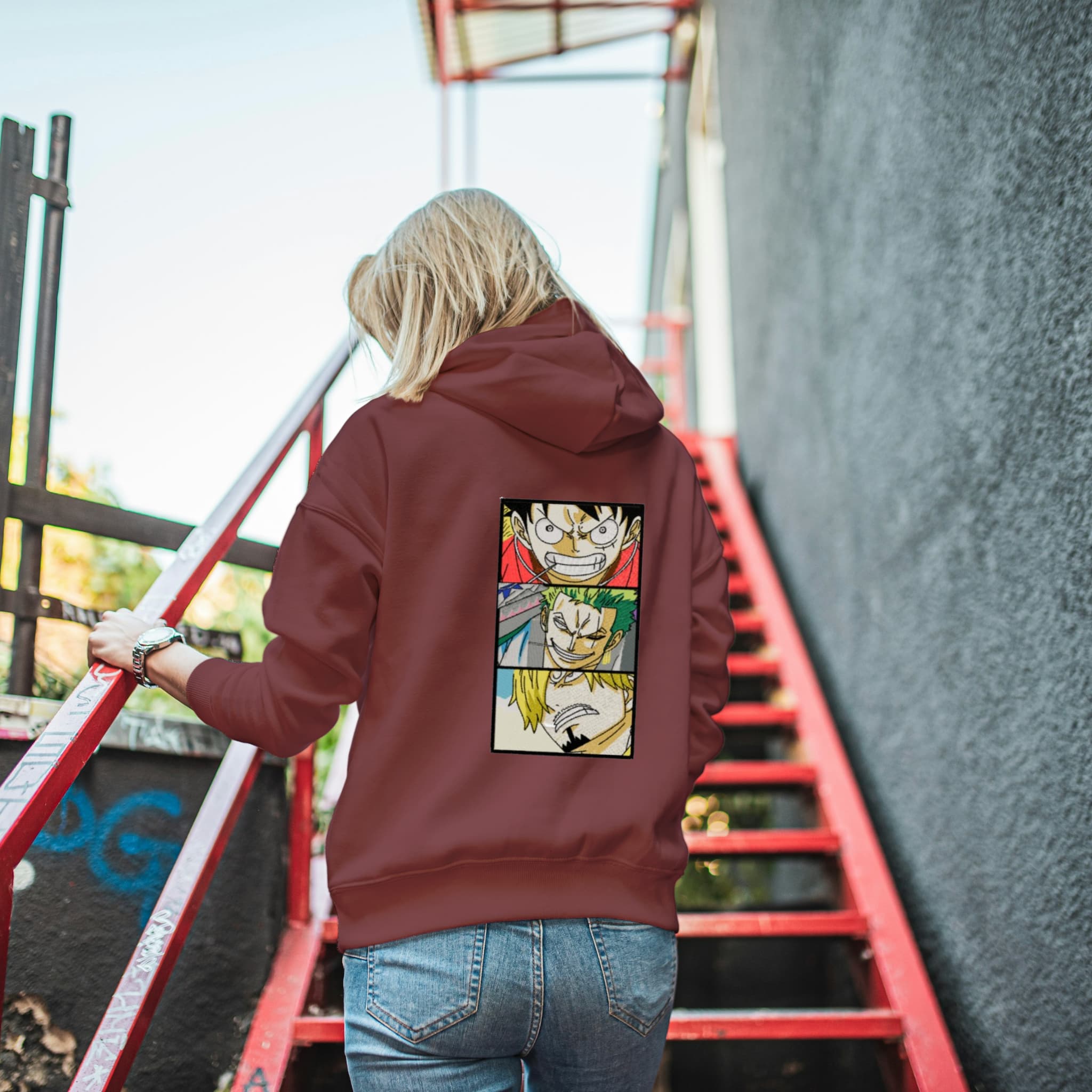 Felpa Ricamata sulla schiena Con Cappuccio Unisex – Morbida e Confortevole – Design 3 pirati onepiece