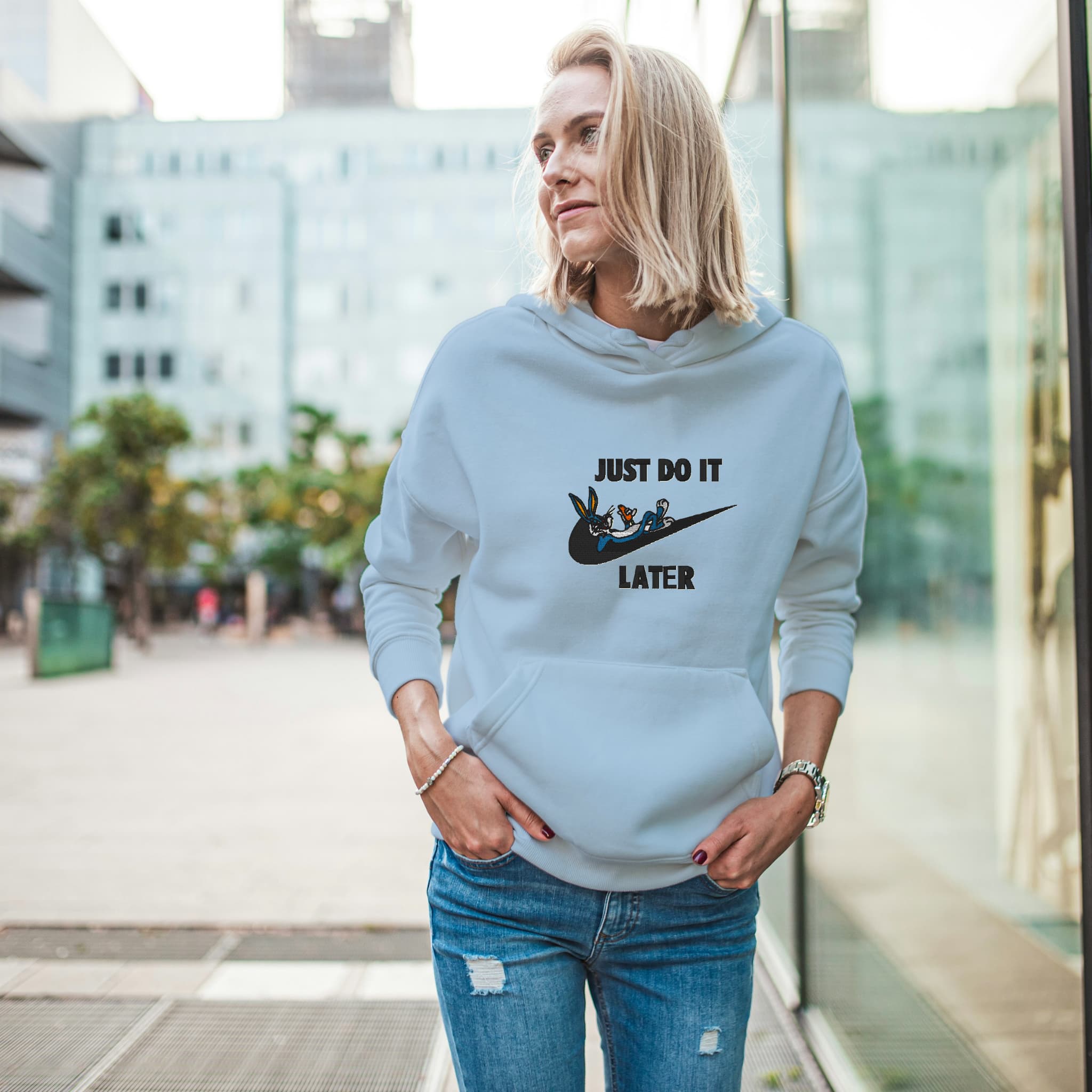 Felpa Ricamata Unisex Con Cappuccio – Morbida e Confortevole – Design Just do it Later con B.Bunny