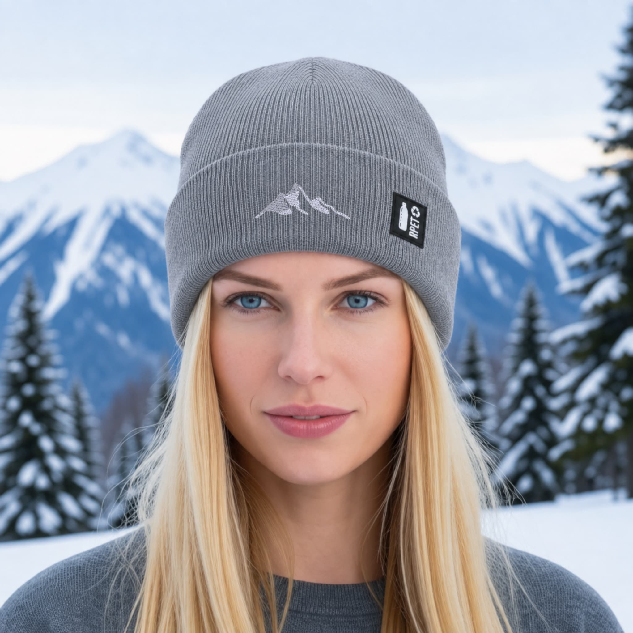 Cappello a Maglia in RPET Riciclato – Morbido e Caldo – Linea Sostenibile Naturaleine – Design Ricamato Montagna
