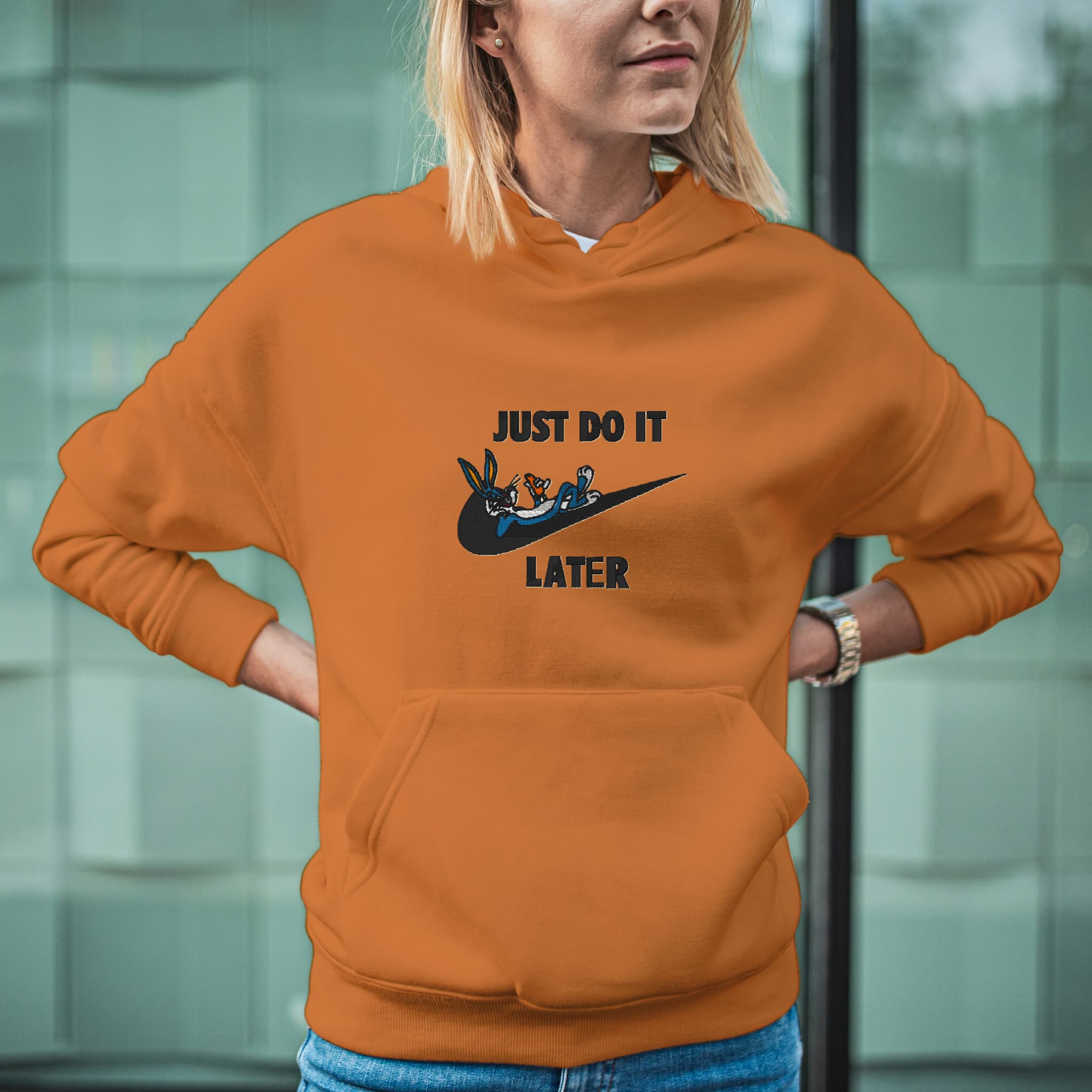 Felpa Ricamata Unisex Con Cappuccio – Morbida e Confortevole – Design Just do it Later con B.Bunny