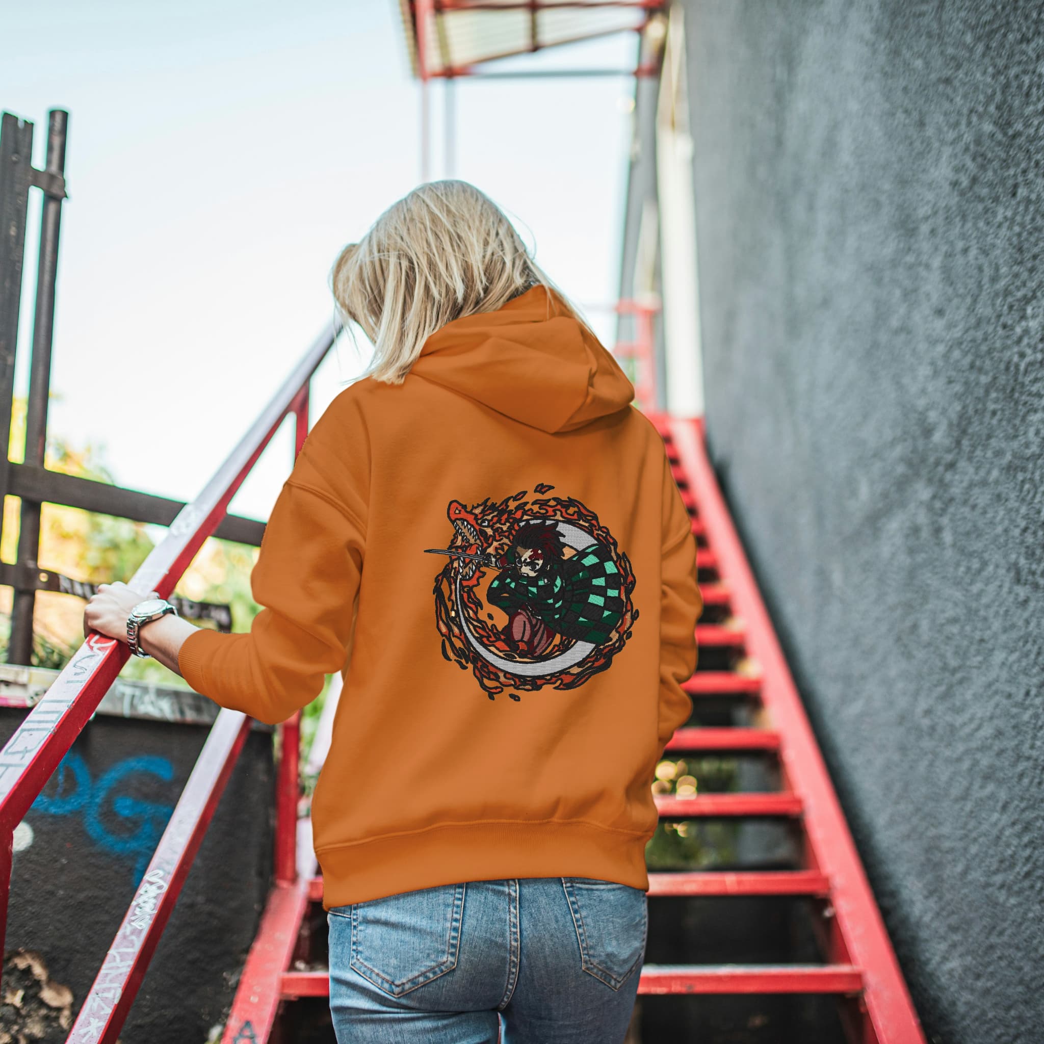 Felpa Ricamata sulla schiena Con Cappuccio Unisex – Morbida e Confortevole – Design Tanjiro danza del drago del sole