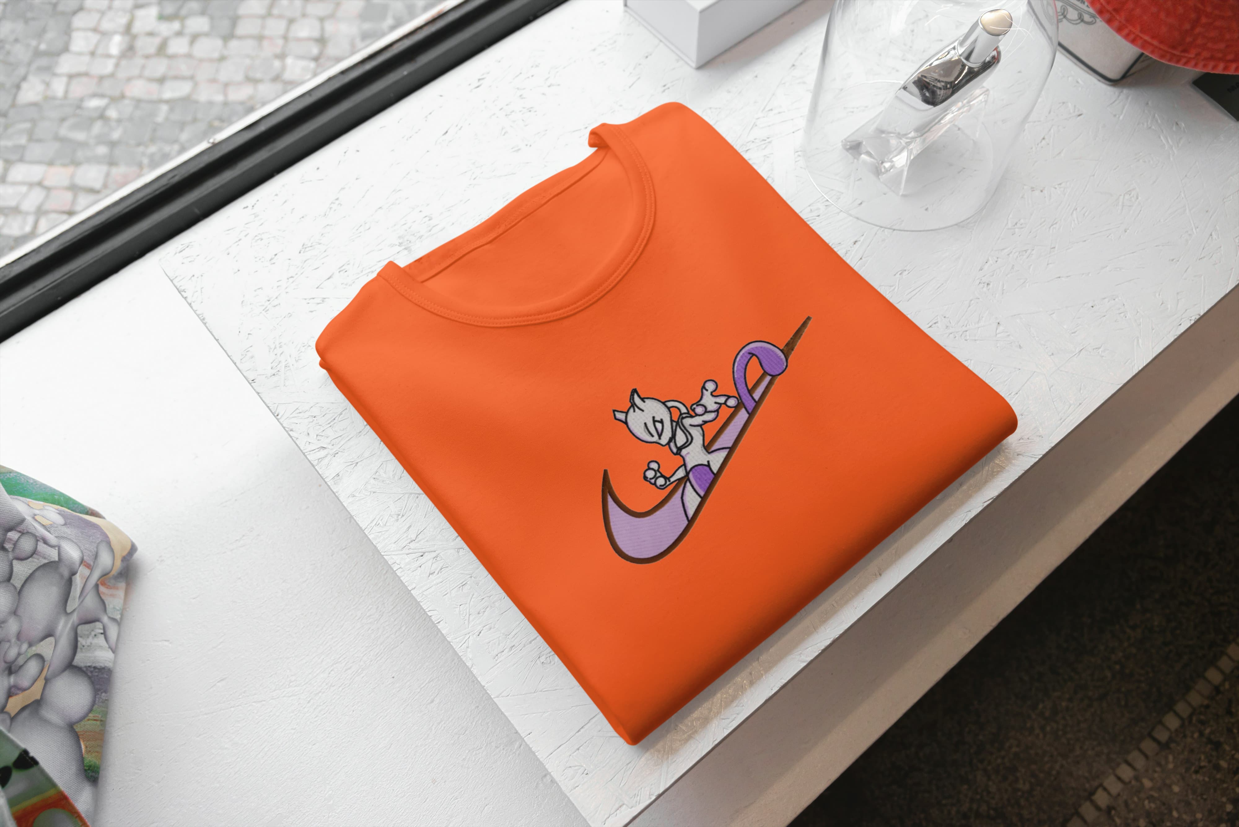 T-Shirt Unisex Ricamata 100% Cotone – Confortevole – Design Swoosh Mewtwo