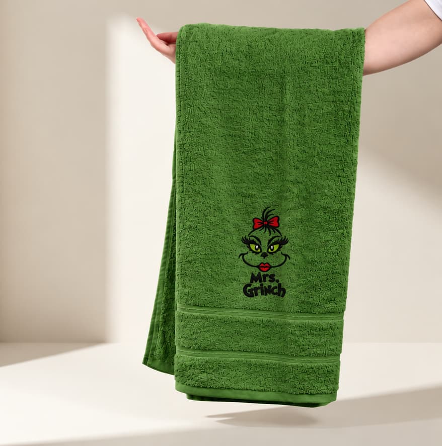 Asciugamano Ricamato in Cotone 150×70 cm – Morbido e Assorbente – 360 gr/m² – Design Mrs Grinch - 1 - Biiply - Inizia Il tuo progetto