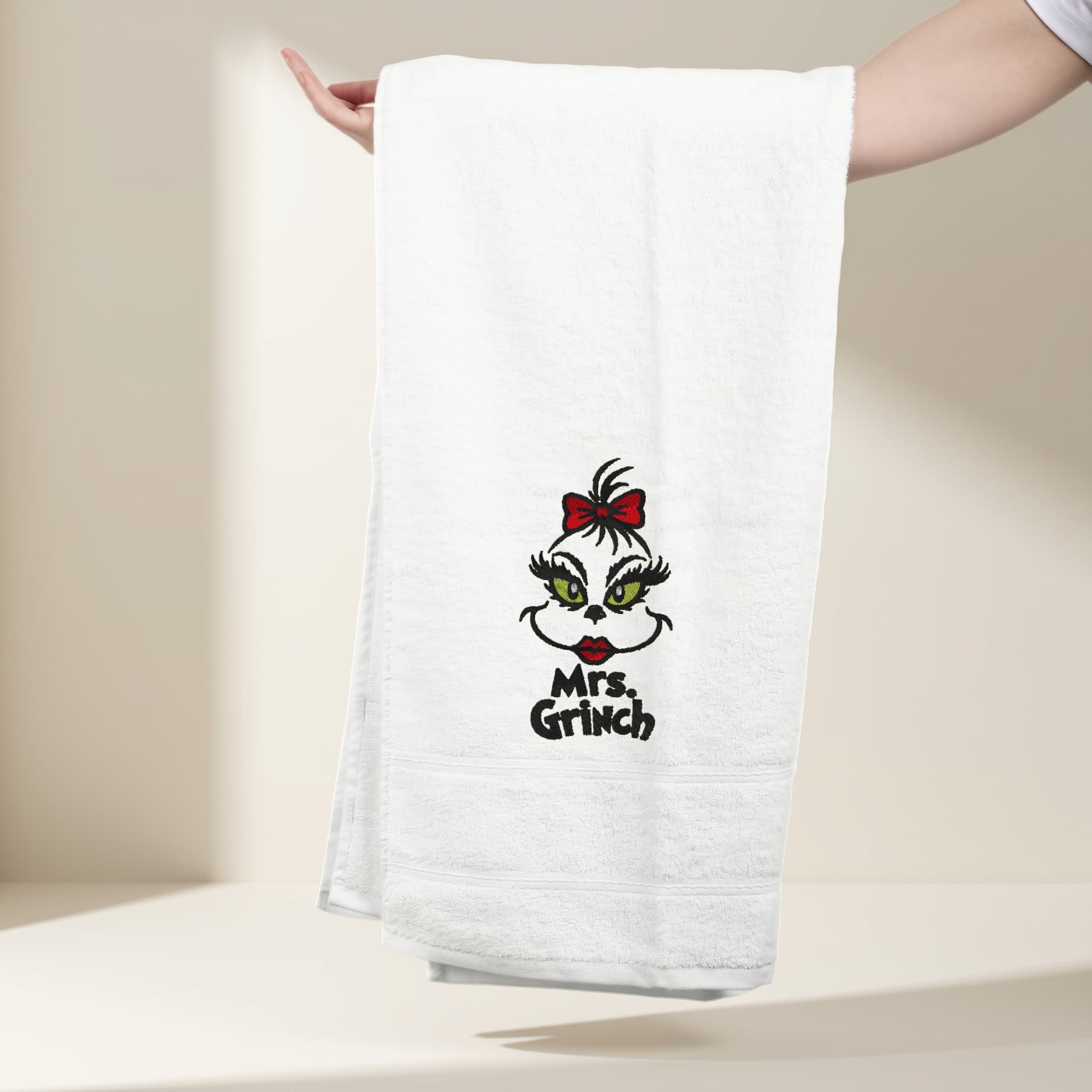 Asciugamano Ricamato in Cotone 150×70 cm – Morbido e Assorbente – 360 gr/m² – Design Mrs Grinch - 2 - Biiply - Inizia Il tuo progetto