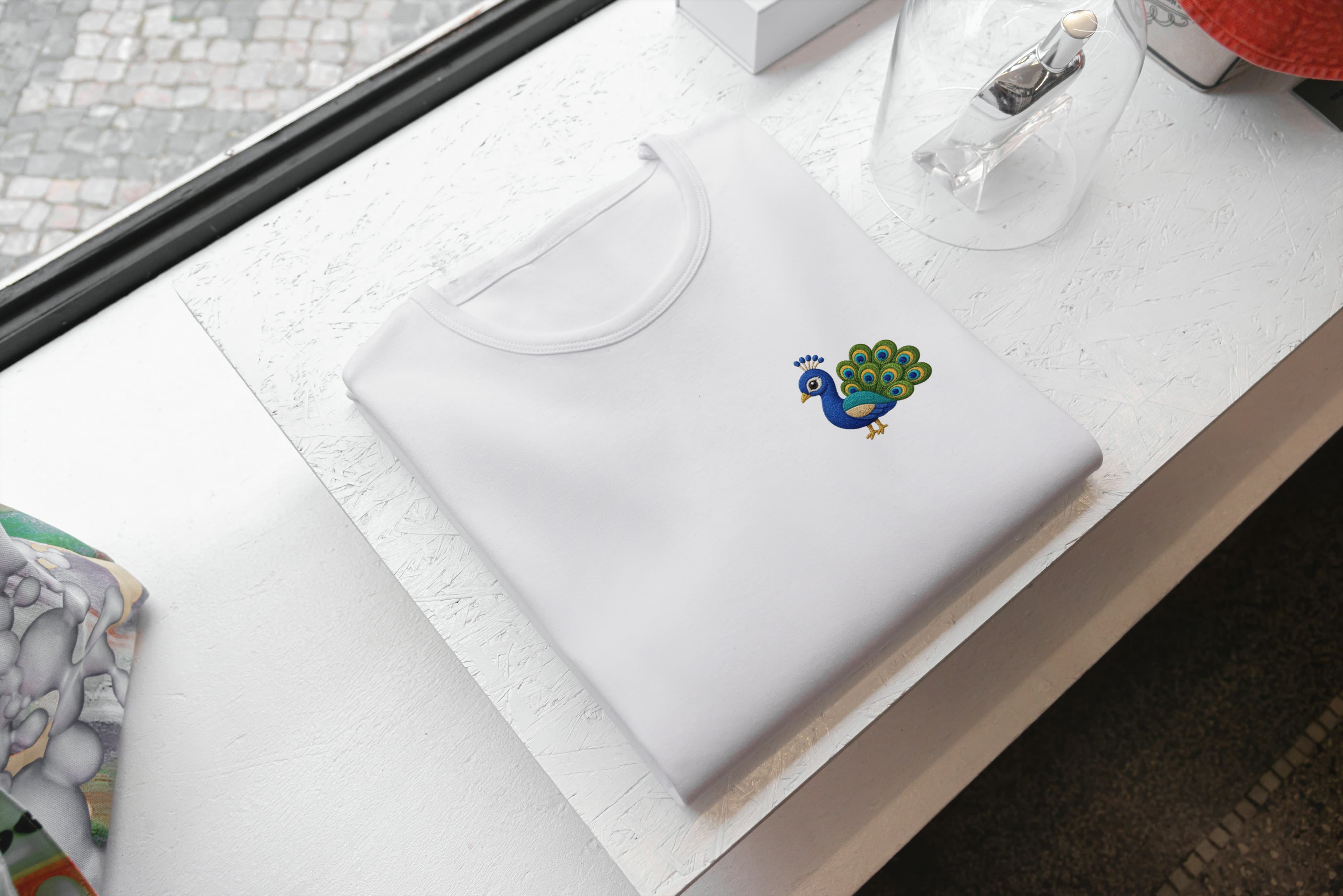 T-Shirt Unisex Ricamata 100% Cotone – Confortevole – Design Pavone