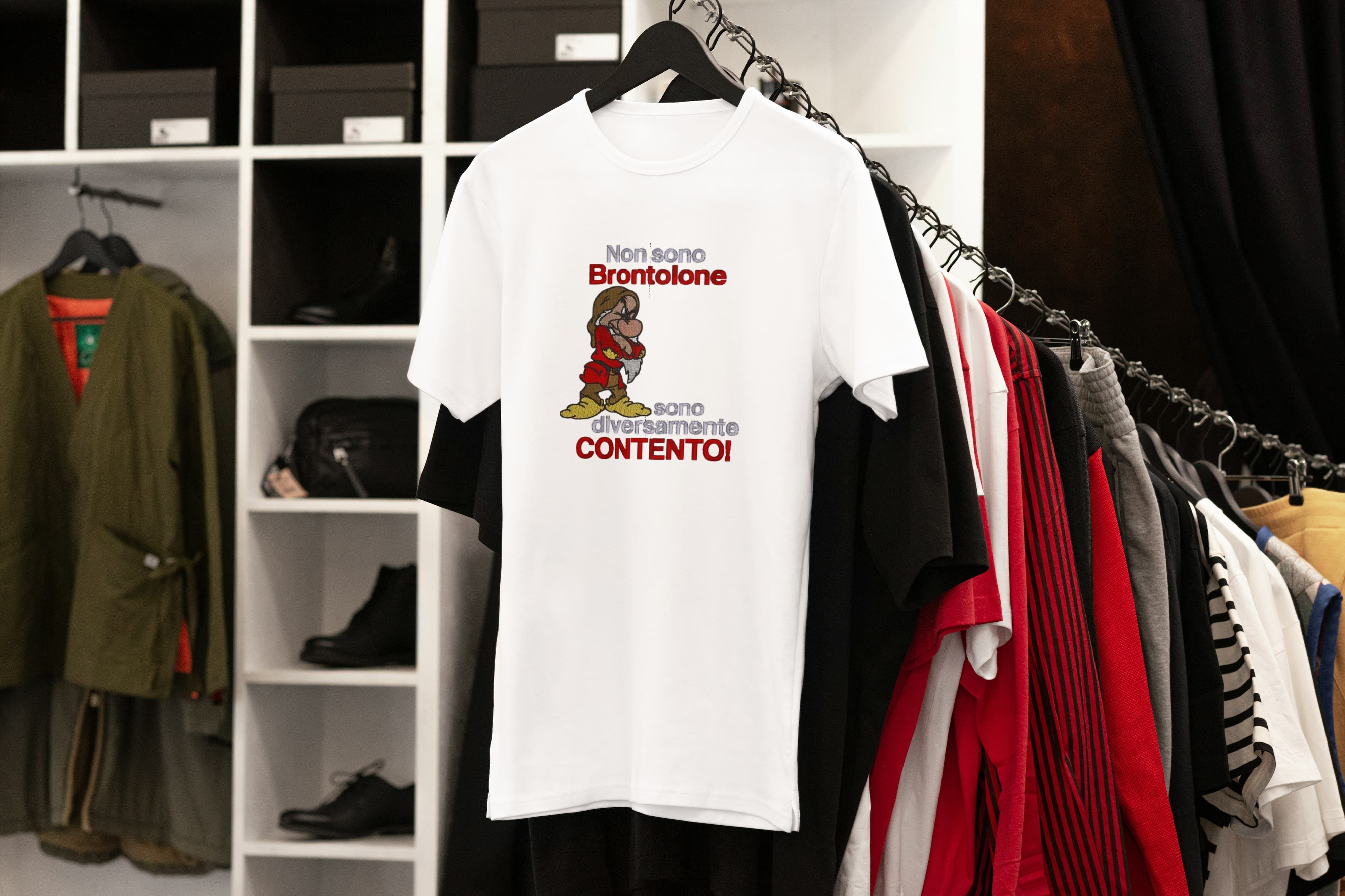 T-Shirt Unisex Ricamata 100% Cotone – Confortevole – Design Non sono Brontolone Sono Diversamente Contento