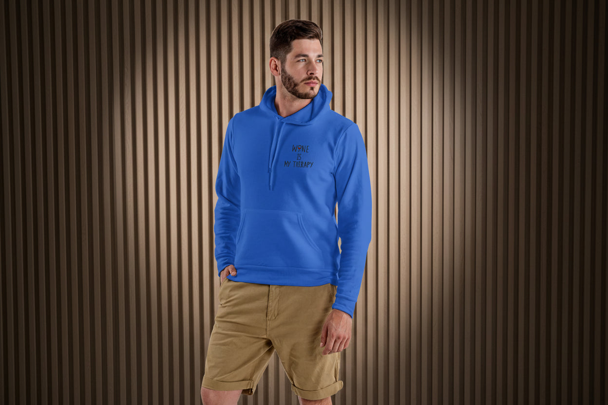 Sudadera con capucha unisex bordada – Suave y cómoda – Diseño Wine is my therapy
