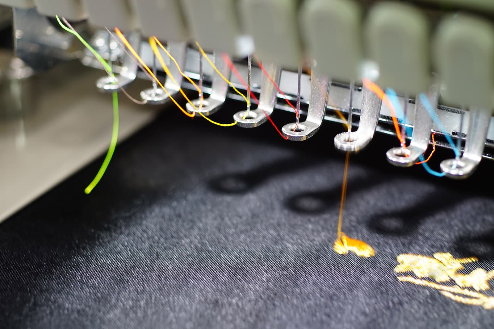 Immagine dettaglio ricamatrice banner