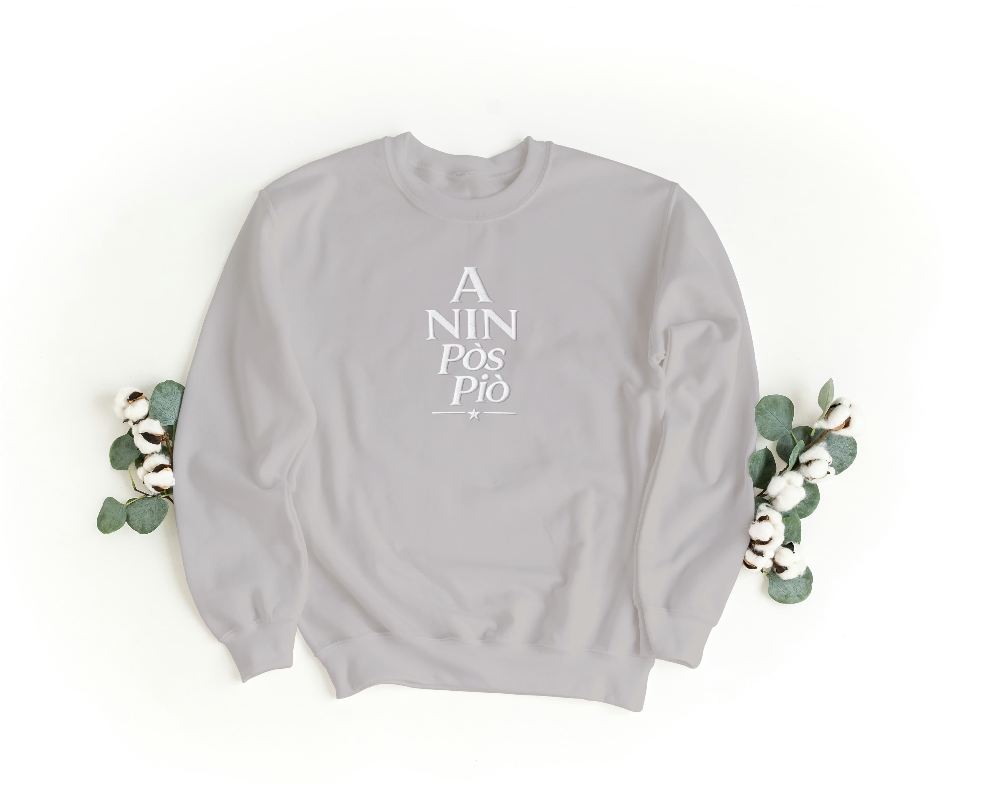 Felpa Ricamata Unisex a Girocollo – Morbida e Confortevole – Design A Nin pos piò-Biiply