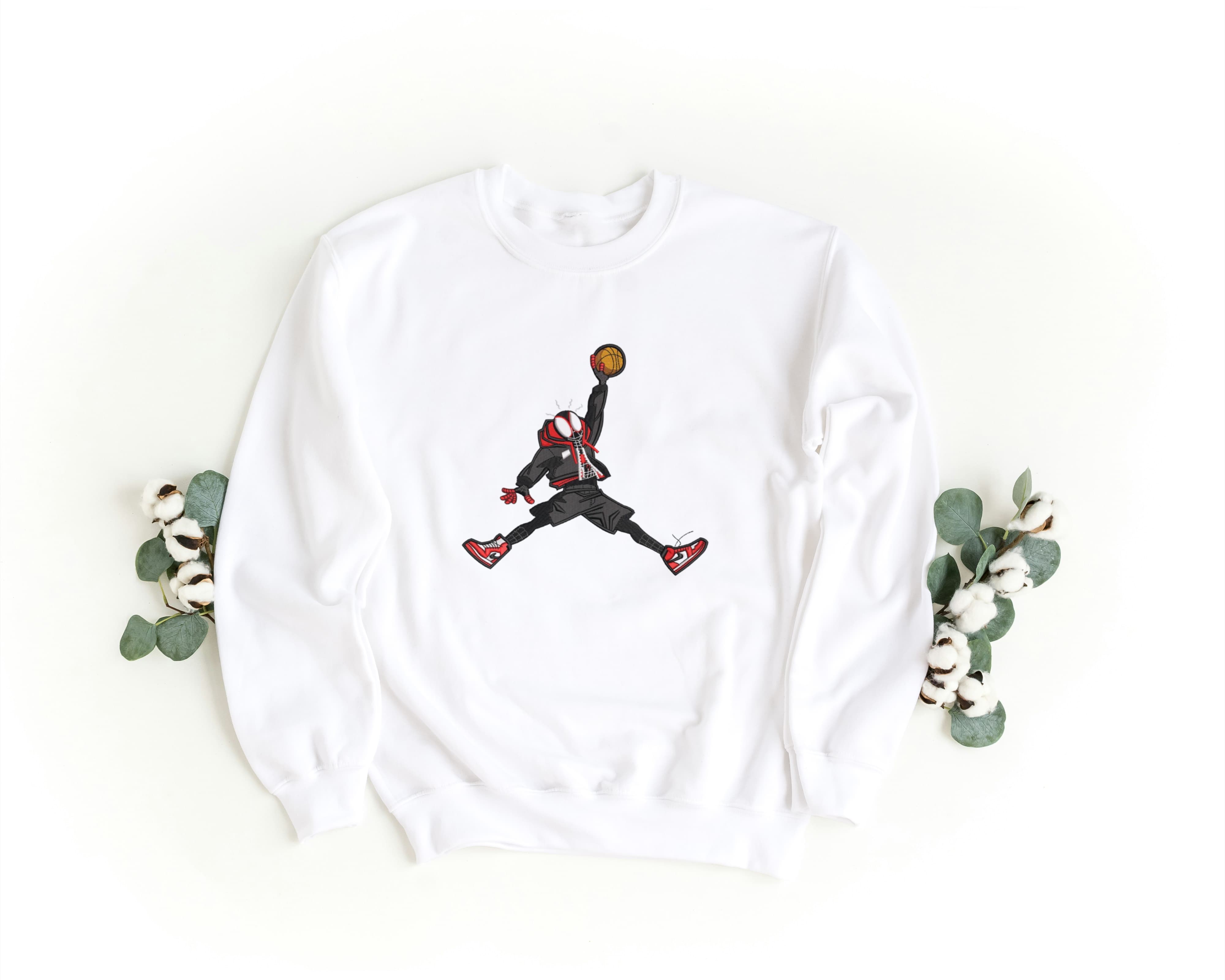 Felpa Ricamata Unisex a Girocollo – Morbida e Confortevole – Design Basketball Spiderman-Biiply