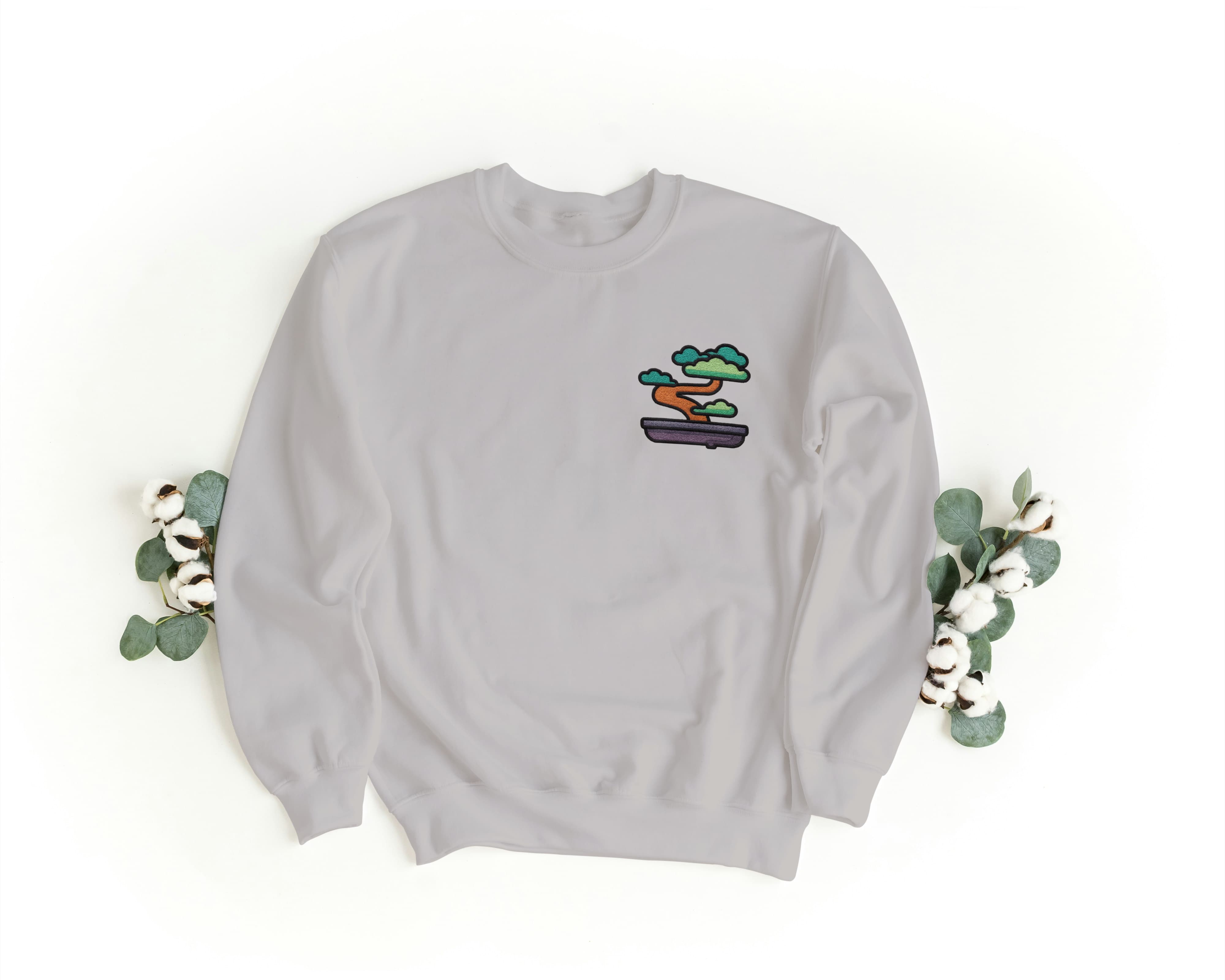 Felpa Ricamata Unisex a Girocollo – Morbida e Confortevole – Design Bonsai-Biiply