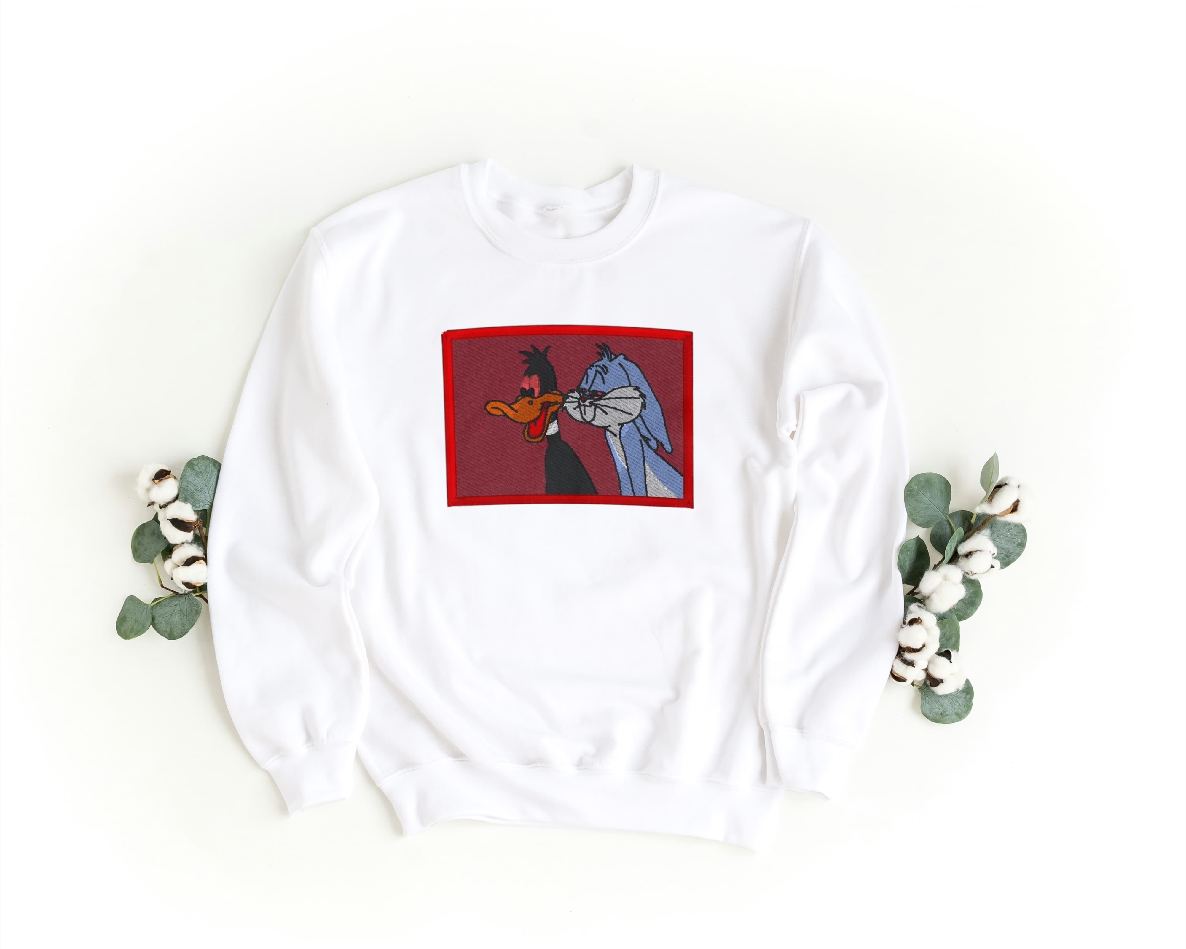 Felpa Ricamata Unisex a Girocollo – Morbida e Confortevole – Design Bugs Bunny e Daffy-Biiply