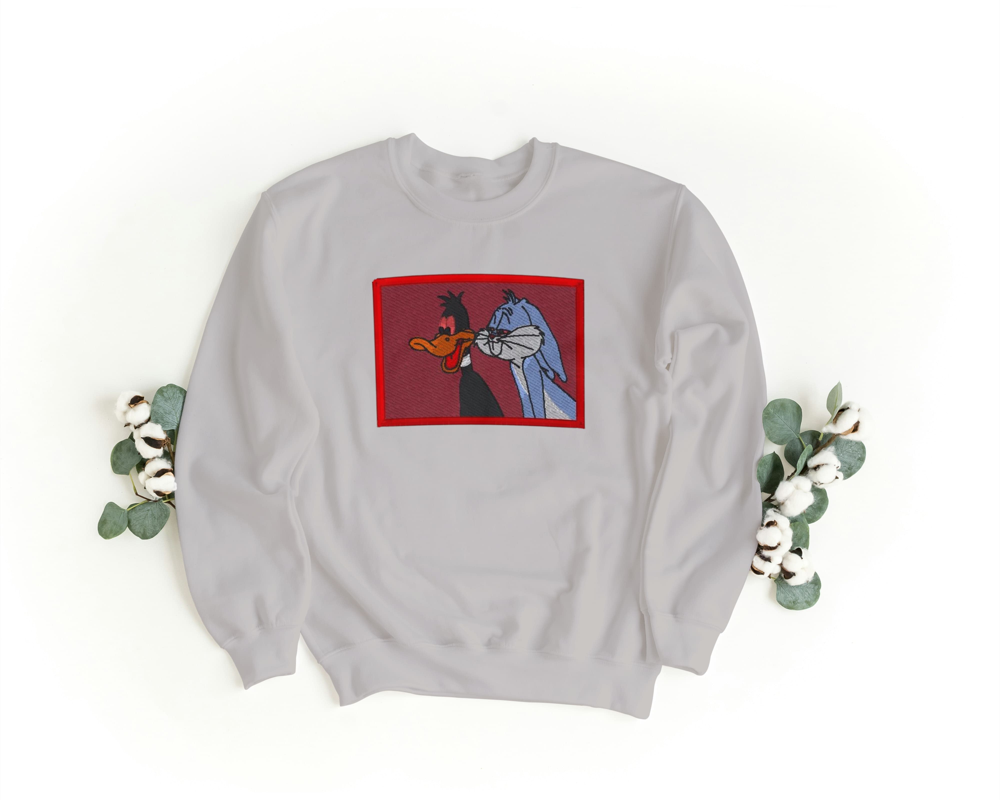 Felpa Ricamata Unisex a Girocollo – Morbida e Confortevole – Design Bugs Bunny e Daffy-Biiply