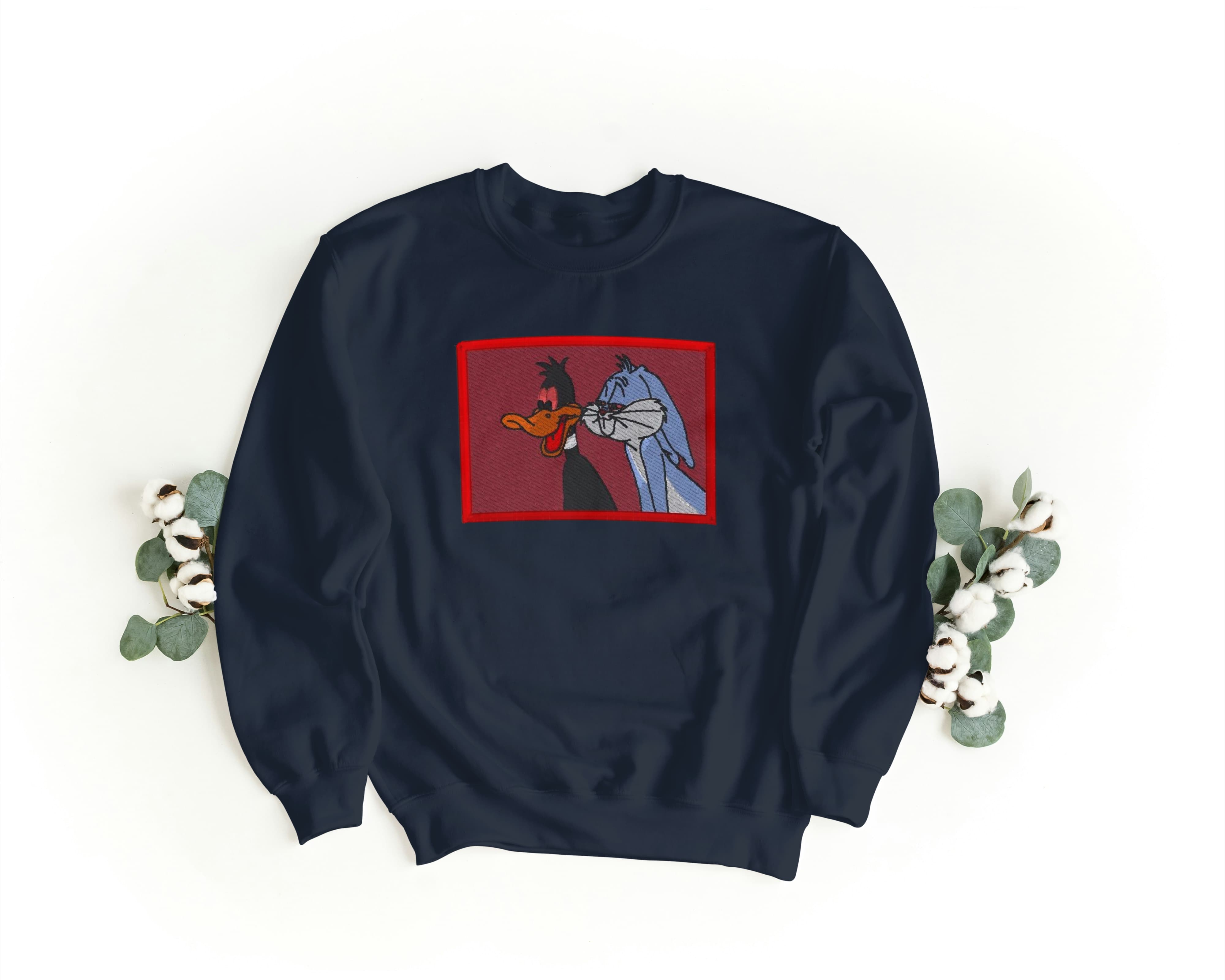 Felpa Ricamata Unisex a Girocollo – Morbida e Confortevole – Design Bugs Bunny e Daffy-Biiply