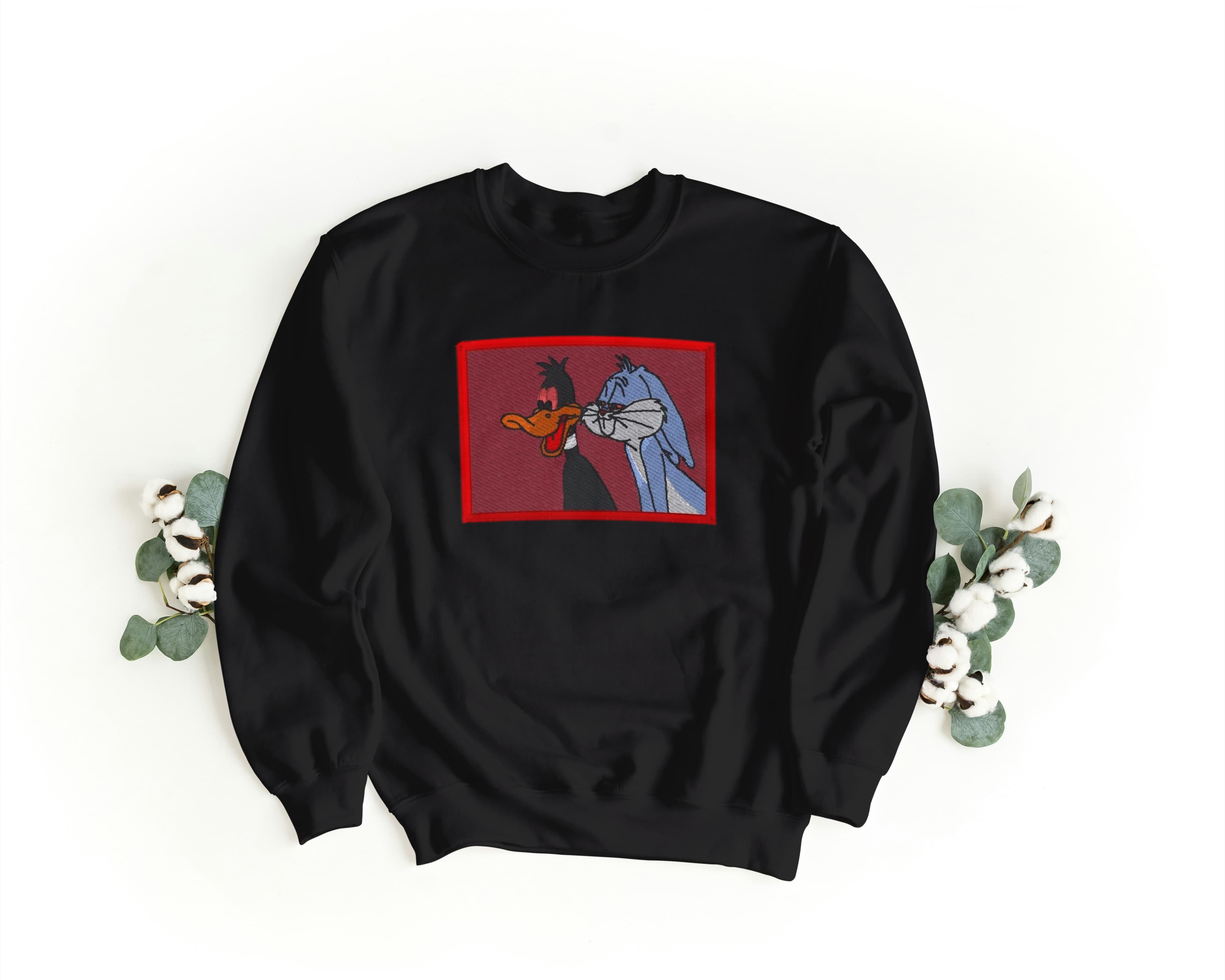 Felpa Ricamata Unisex a Girocollo – Morbida e Confortevole – Design Bugs Bunny e Daffy-Biiply