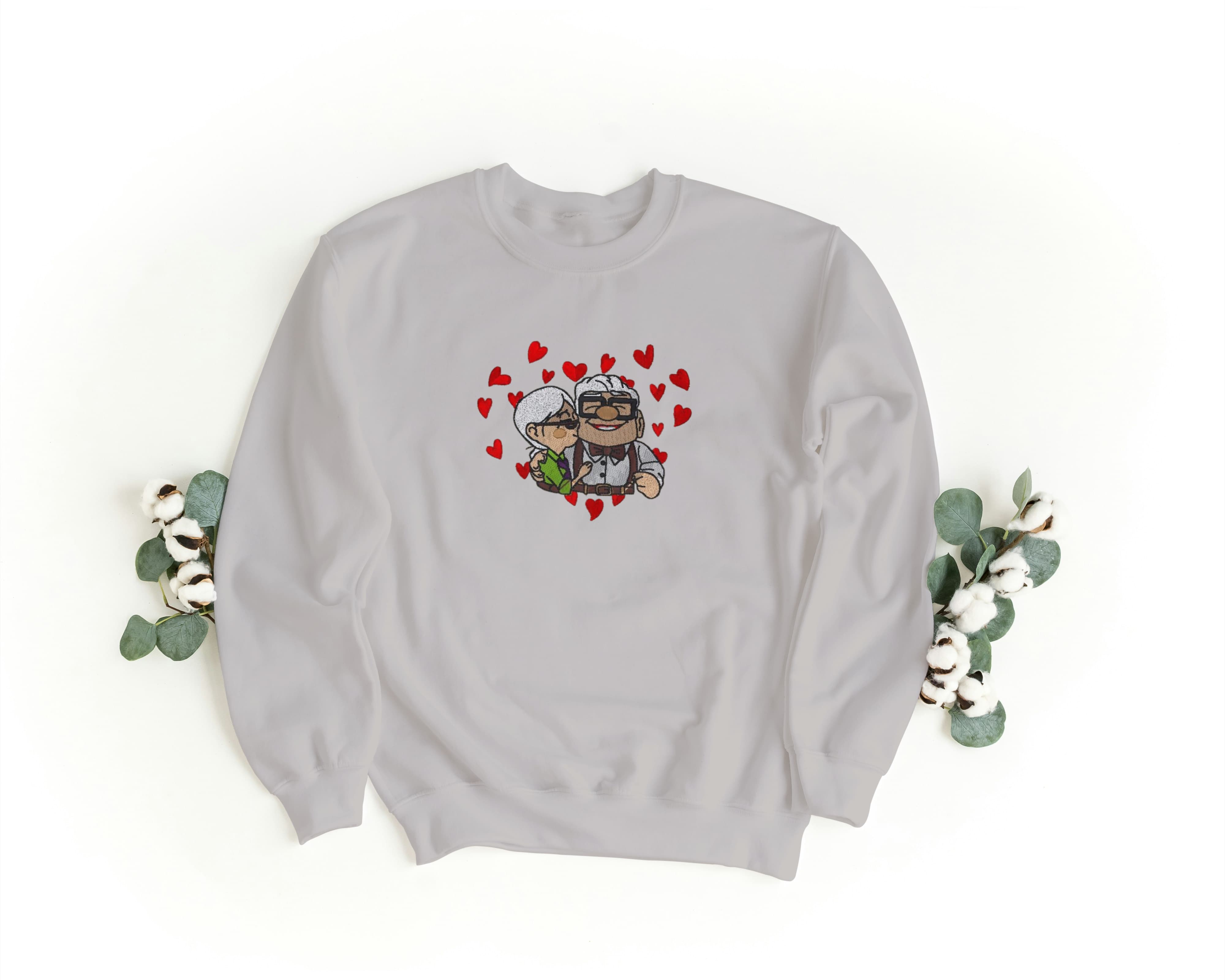 Felpa Ricamata Unisex a Girocollo – Morbida e Confortevole – Design Carl e Ellie Love-Biiply