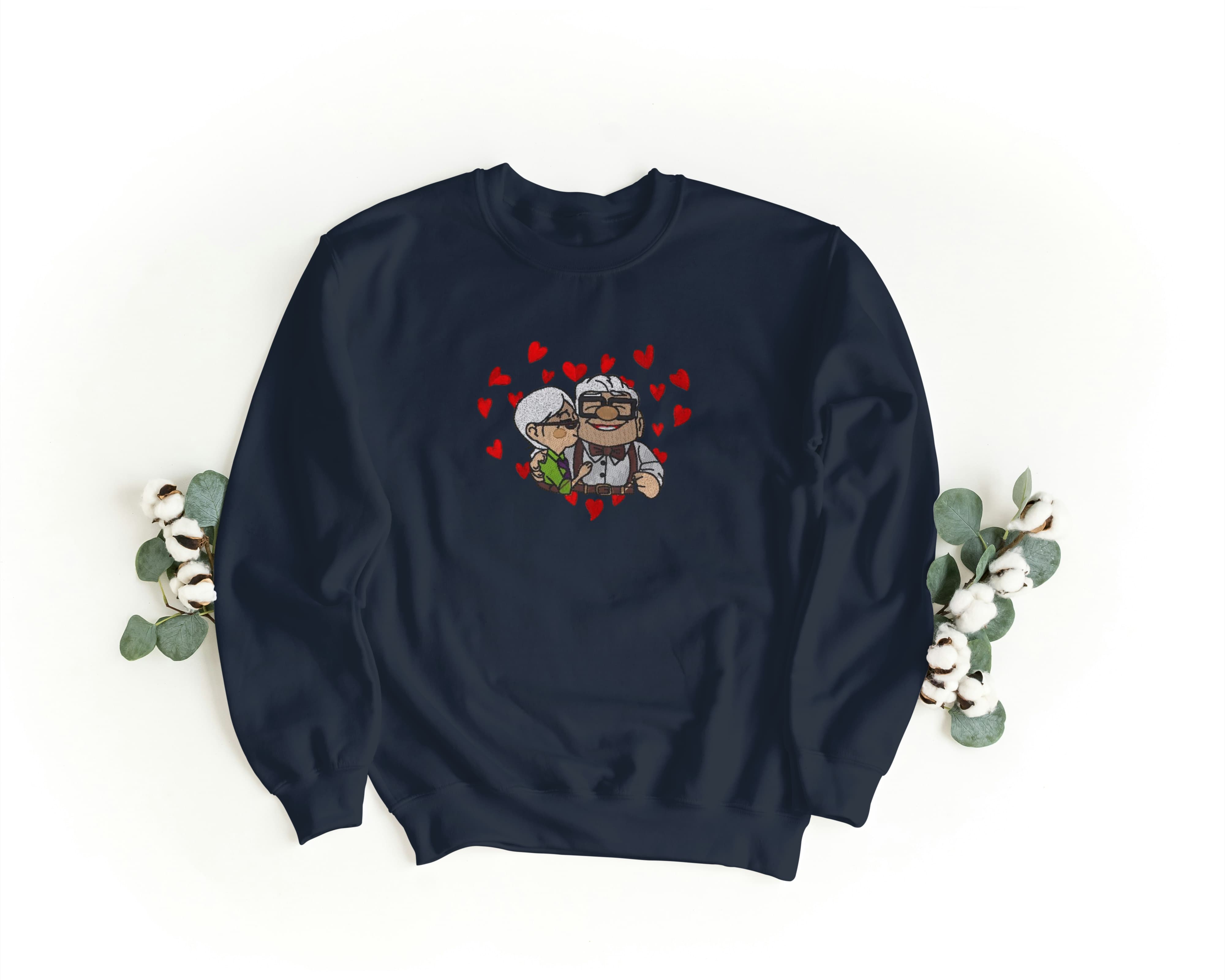 Felpa Ricamata Unisex a Girocollo – Morbida e Confortevole – Design Carl e Ellie Love-Biiply