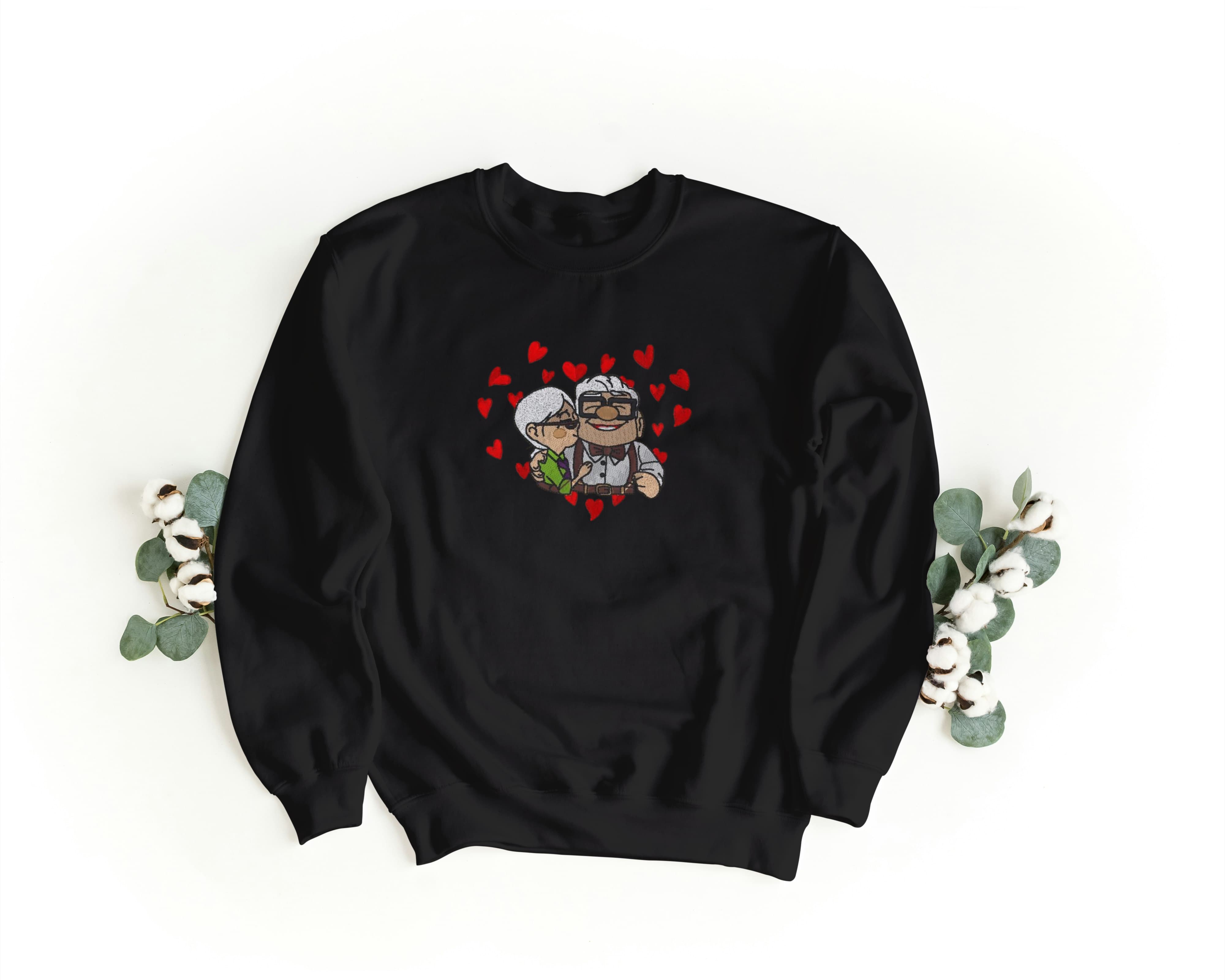 Felpa Ricamata Unisex a Girocollo – Morbida e Confortevole – Design Carl e Ellie Love-Biiply
