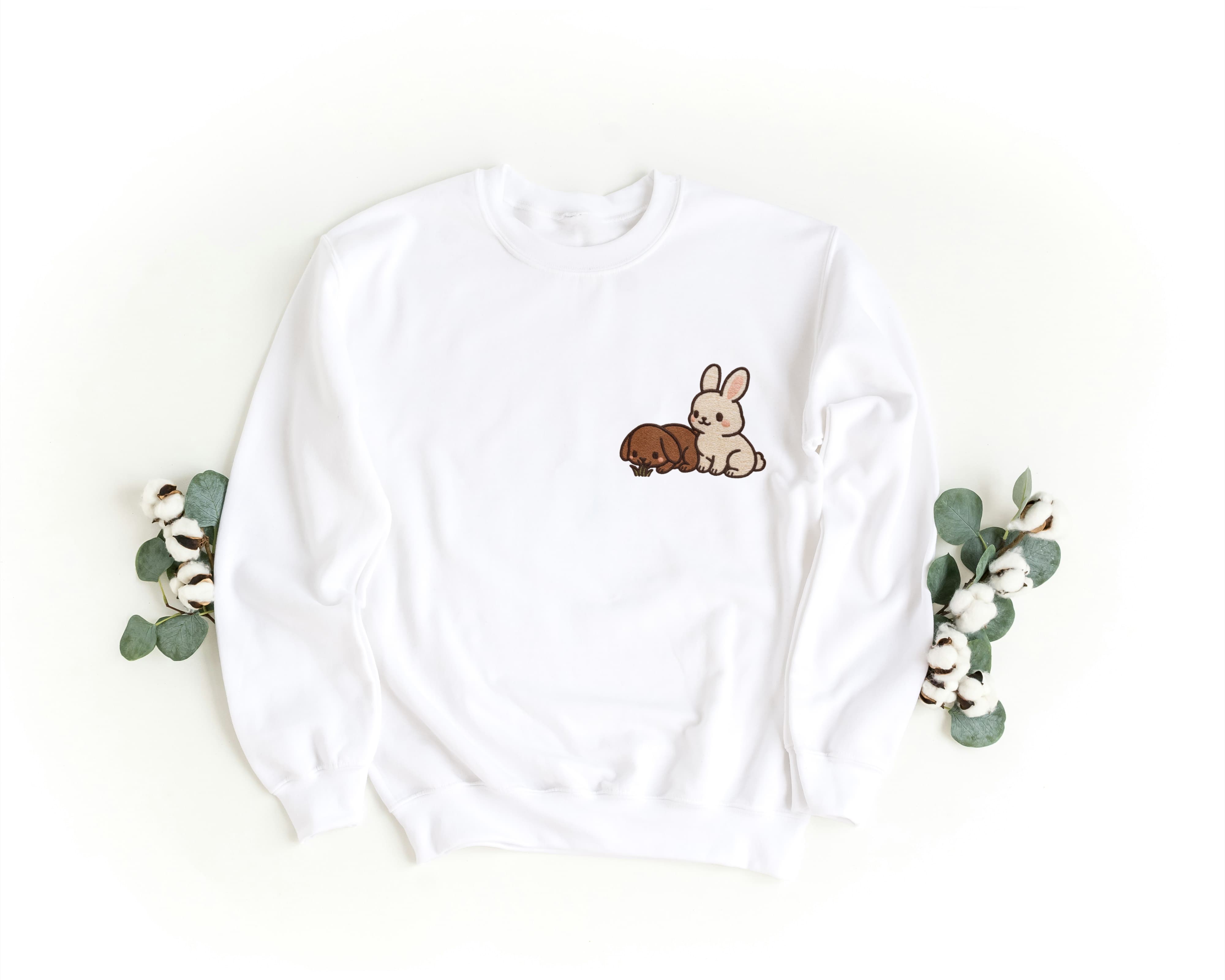 Felpa Ricamata Unisex a Girocollo – Morbida e Confortevole – Design Coniglietti con erbetta-Biiply