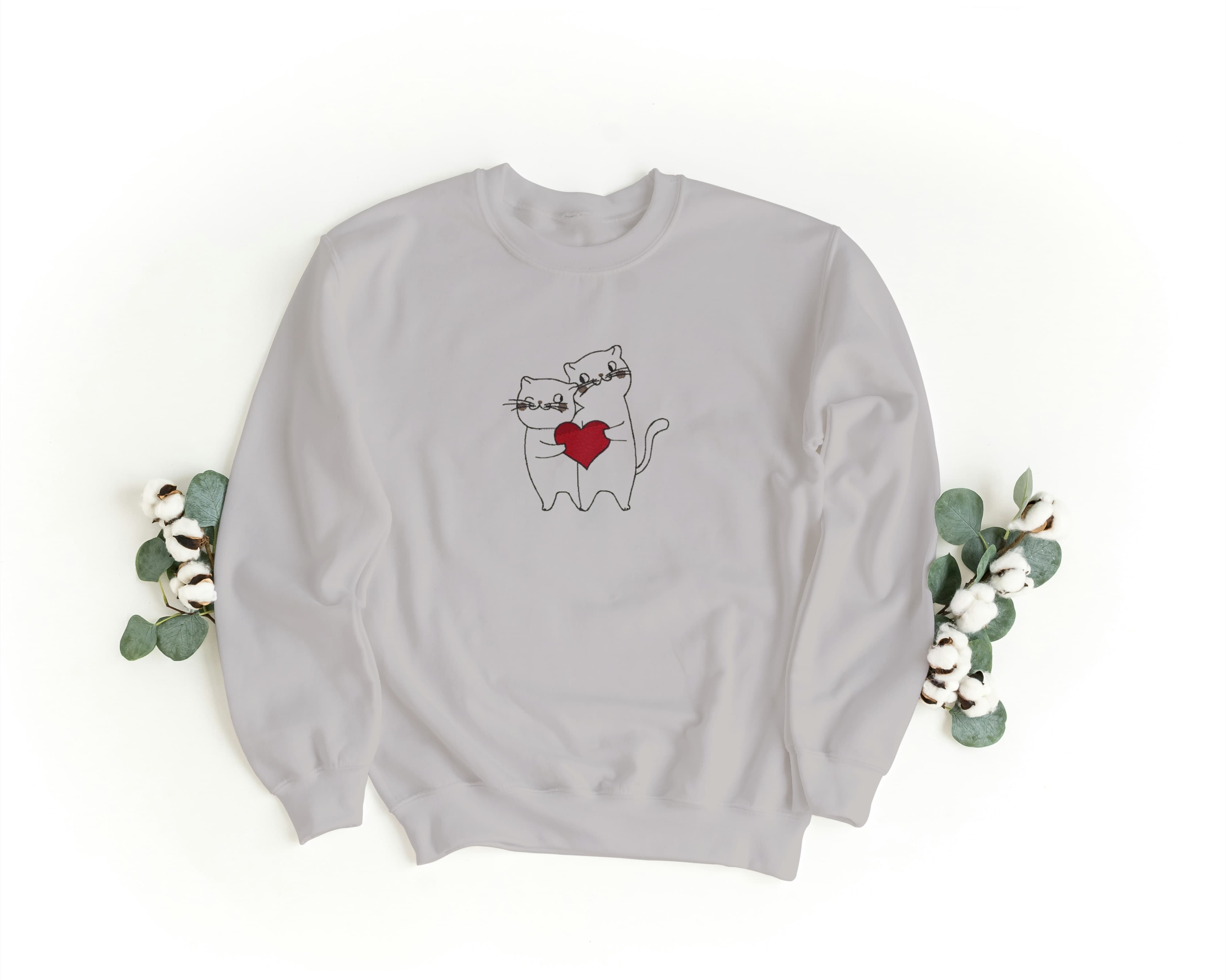 Felpa Ricamata Unisex a Girocollo – Morbida e Confortevole – Design Gatti con Cuore-Biiply