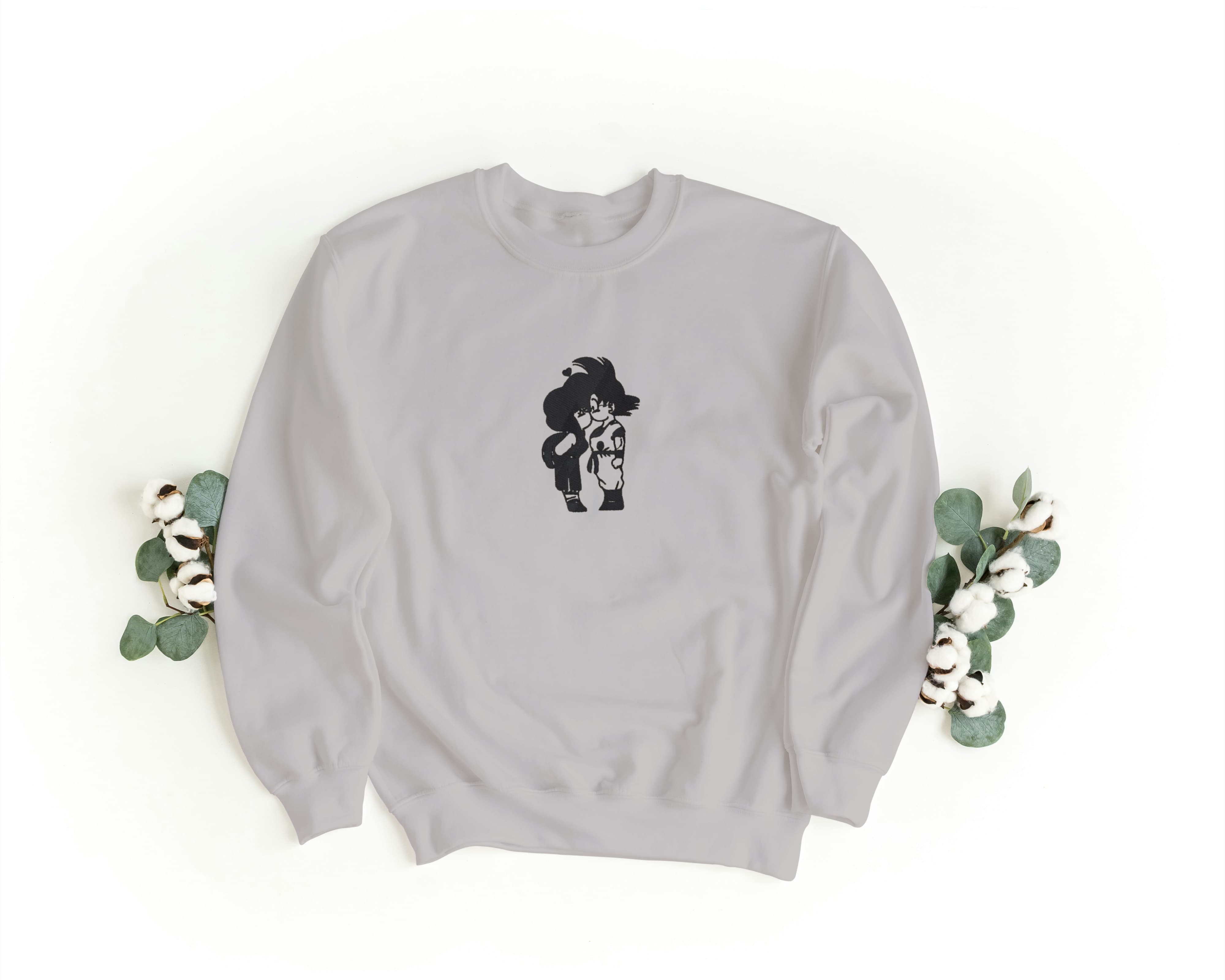 Felpa Ricamata Unisex a Girocollo – Morbida e Confortevole – Design Goku + Chichi Bacio-Biiply