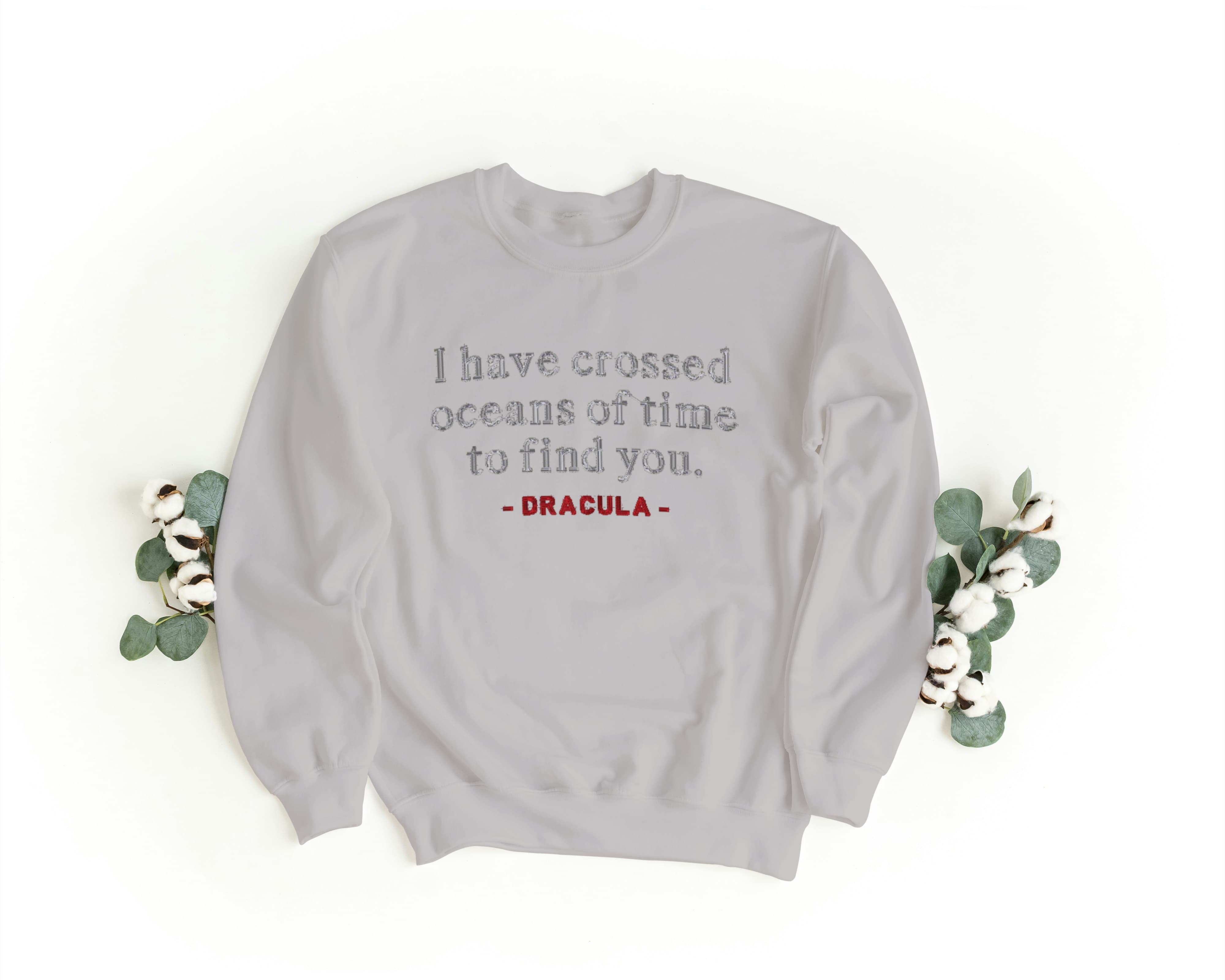 Felpa Ricamata Unisex a Girocollo – Morbida e Confortevole – Design I Have crossed oceans of time to find you - Dracula-Biiply