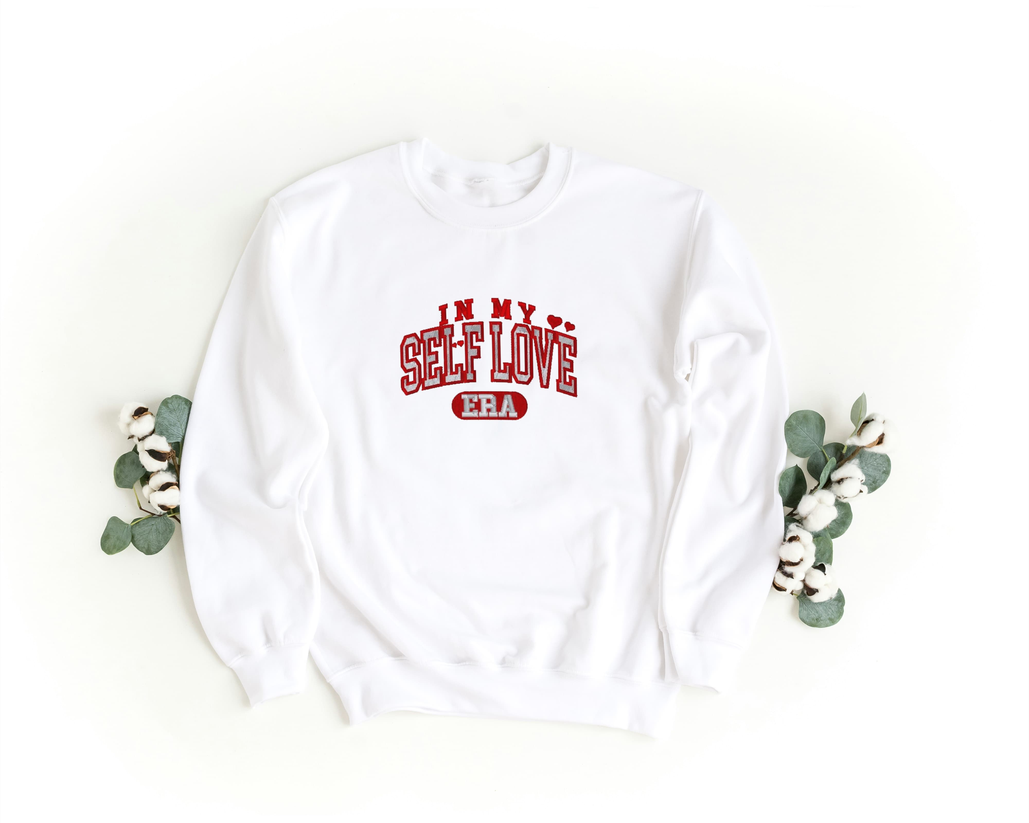 Felpa Ricamata Unisex a Girocollo – Morbida e Confortevole – Design In my self love era-Biiply