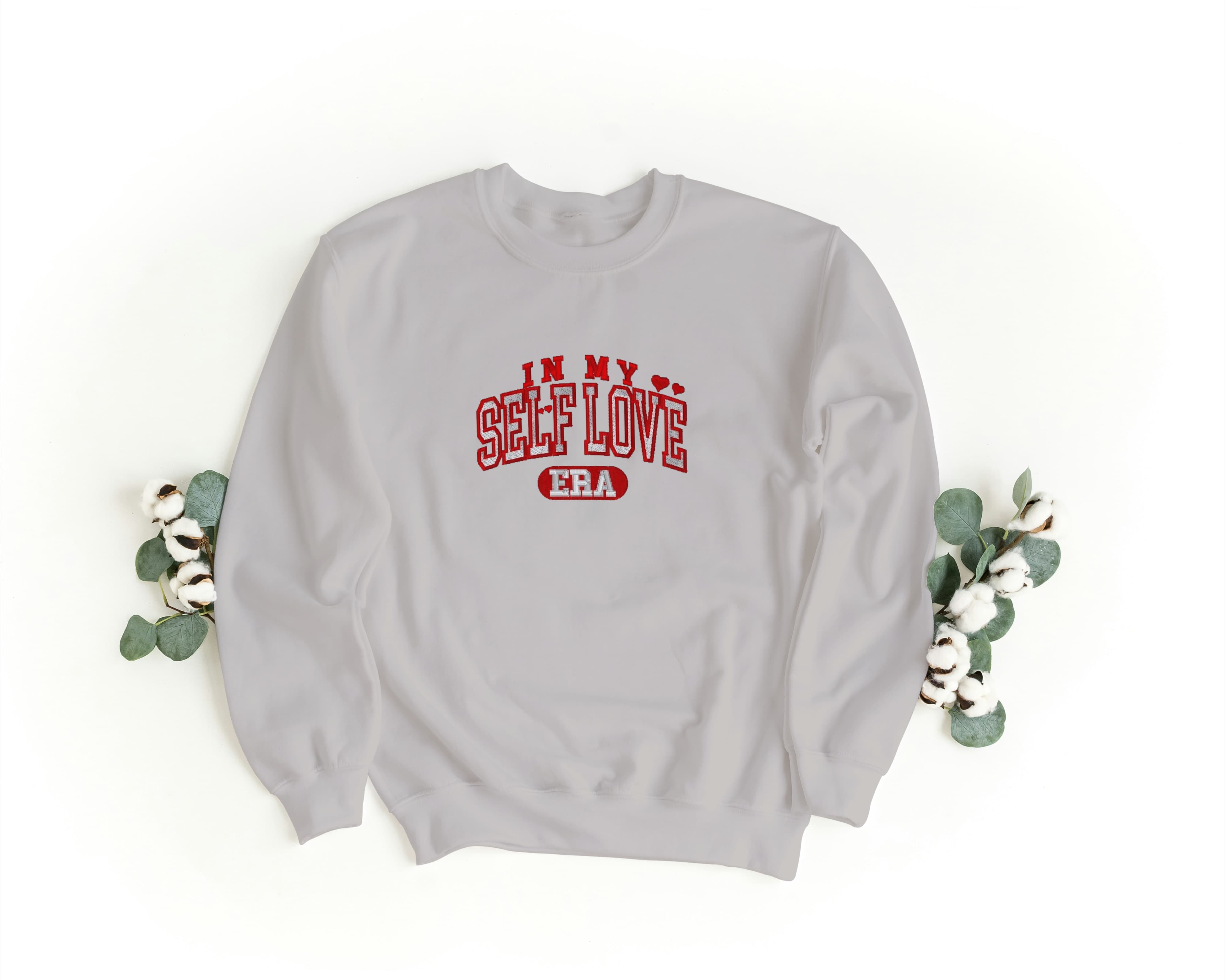 Felpa Ricamata Unisex a Girocollo – Morbida e Confortevole – Design In my self love era-Biiply