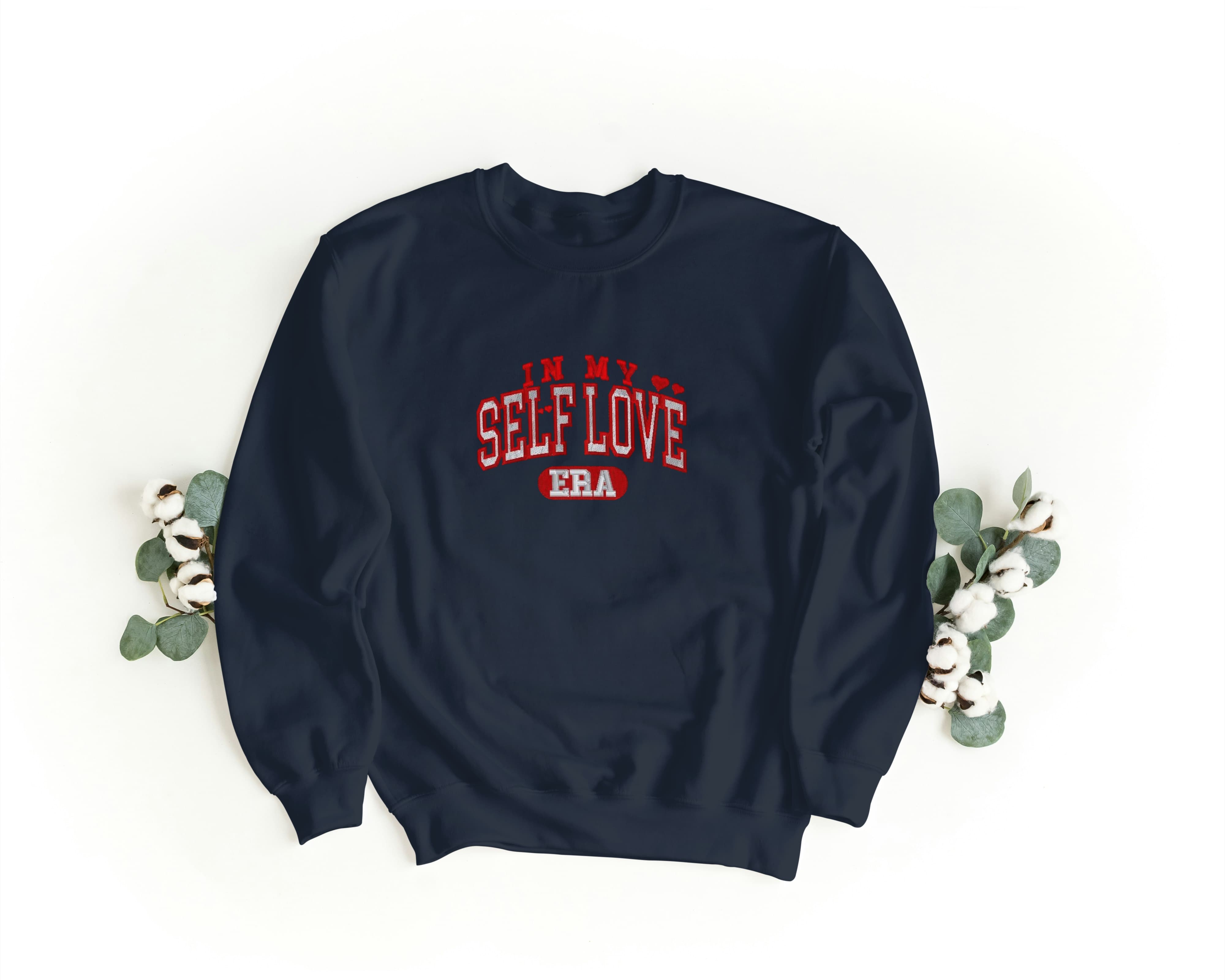 Felpa Ricamata Unisex a Girocollo – Morbida e Confortevole – Design In my self love era-Biiply