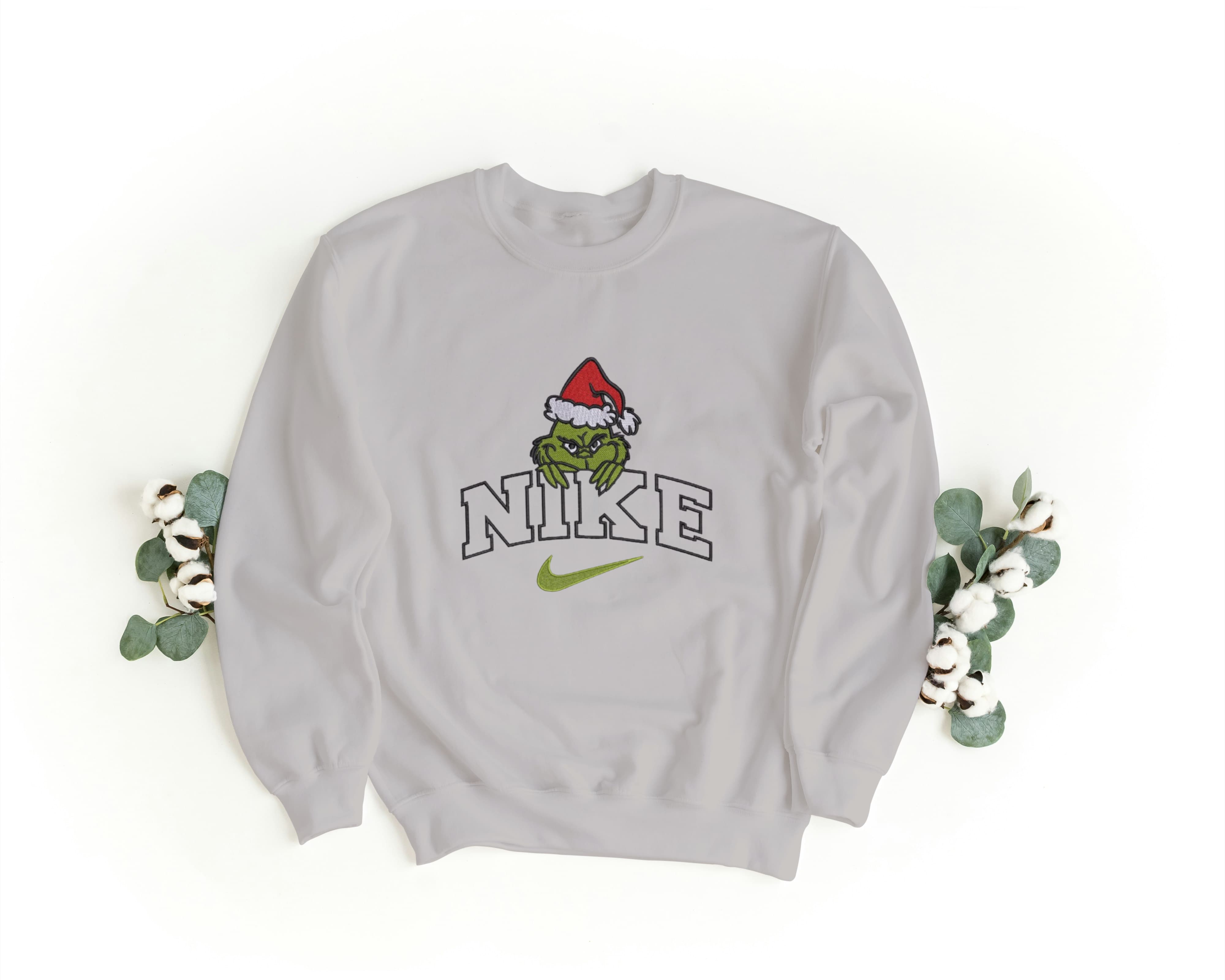 Felpa Ricamata Unisex a Girocollo – Morbida e Confortevole – Design Nike Grinch Face - 4 - Biiply - Inizia Il tuo progetto