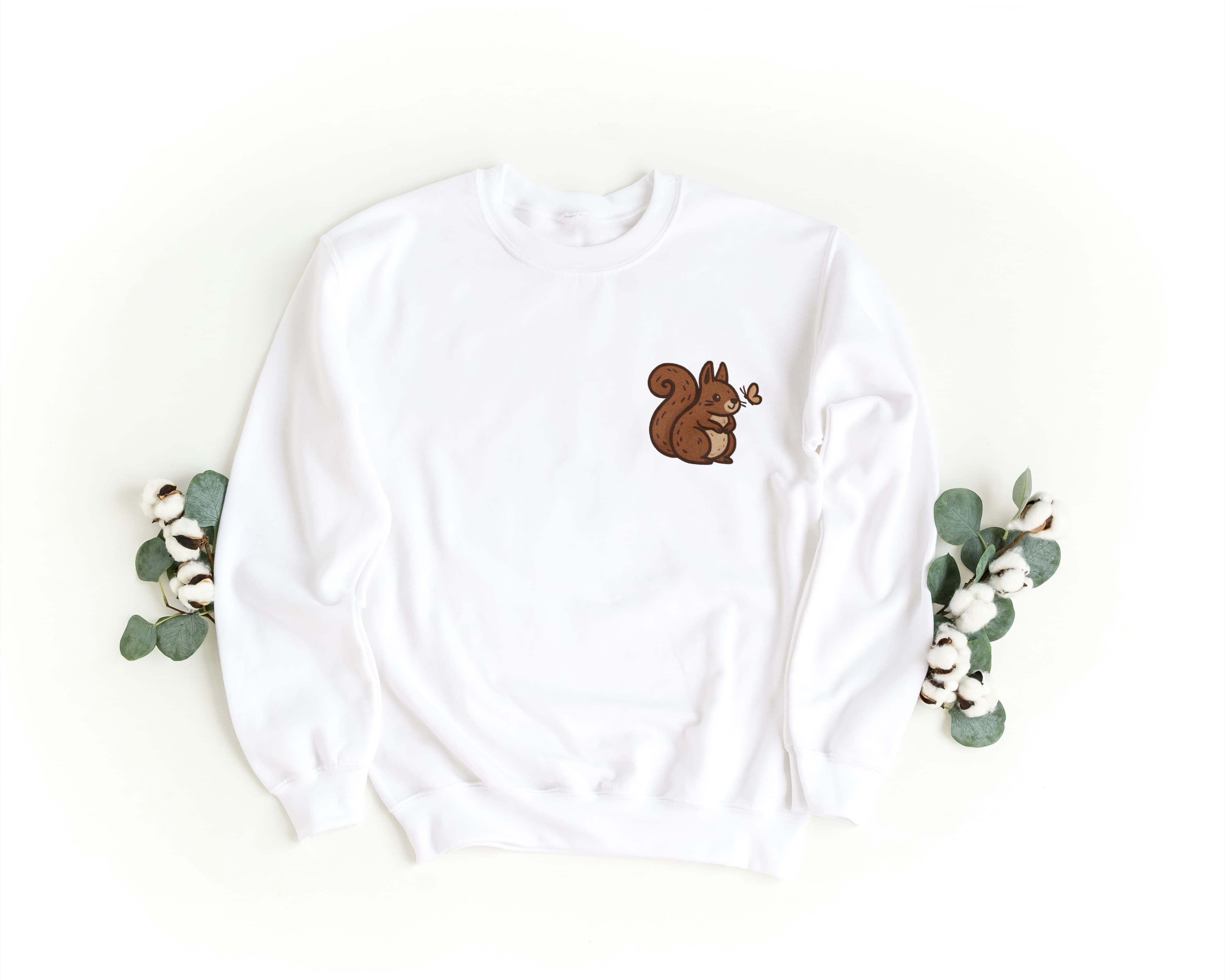 Felpa Ricamata Unisex a Girocollo – Morbida e Confortevole – Design Scoiattolo con farfalla-Biiply